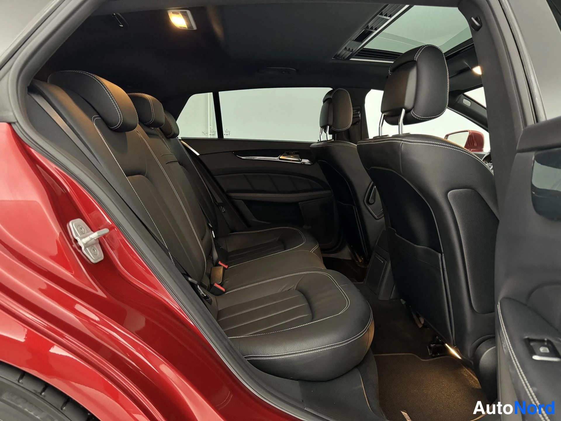 Punainen Mercedes-Benz CLS 350 d 4MATIC 2015, takaistuimet, kuva 23