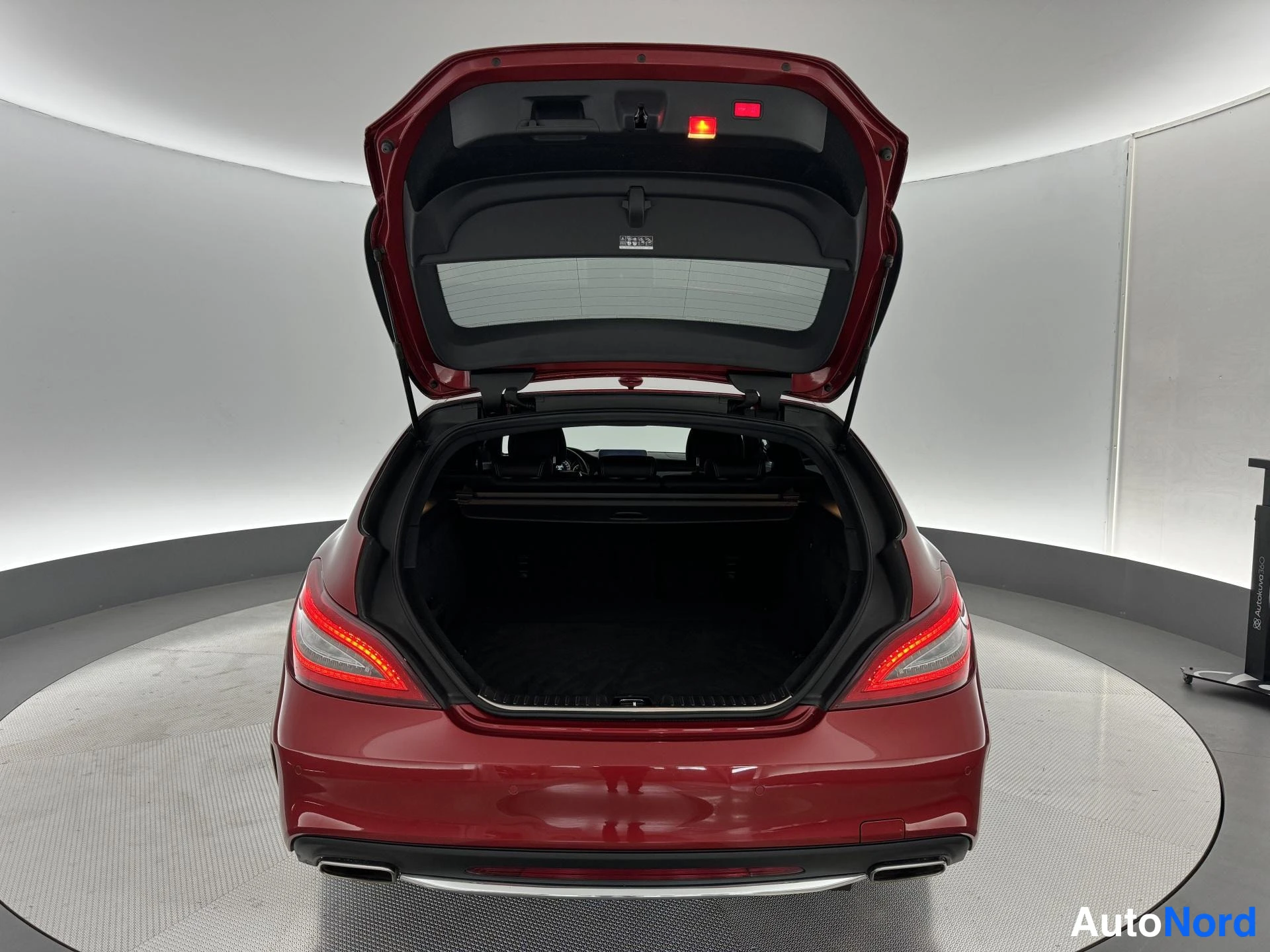Punainen Mercedes-Benz CLS 350 d 4MATIC 2015, takaistuimet, kuva 24