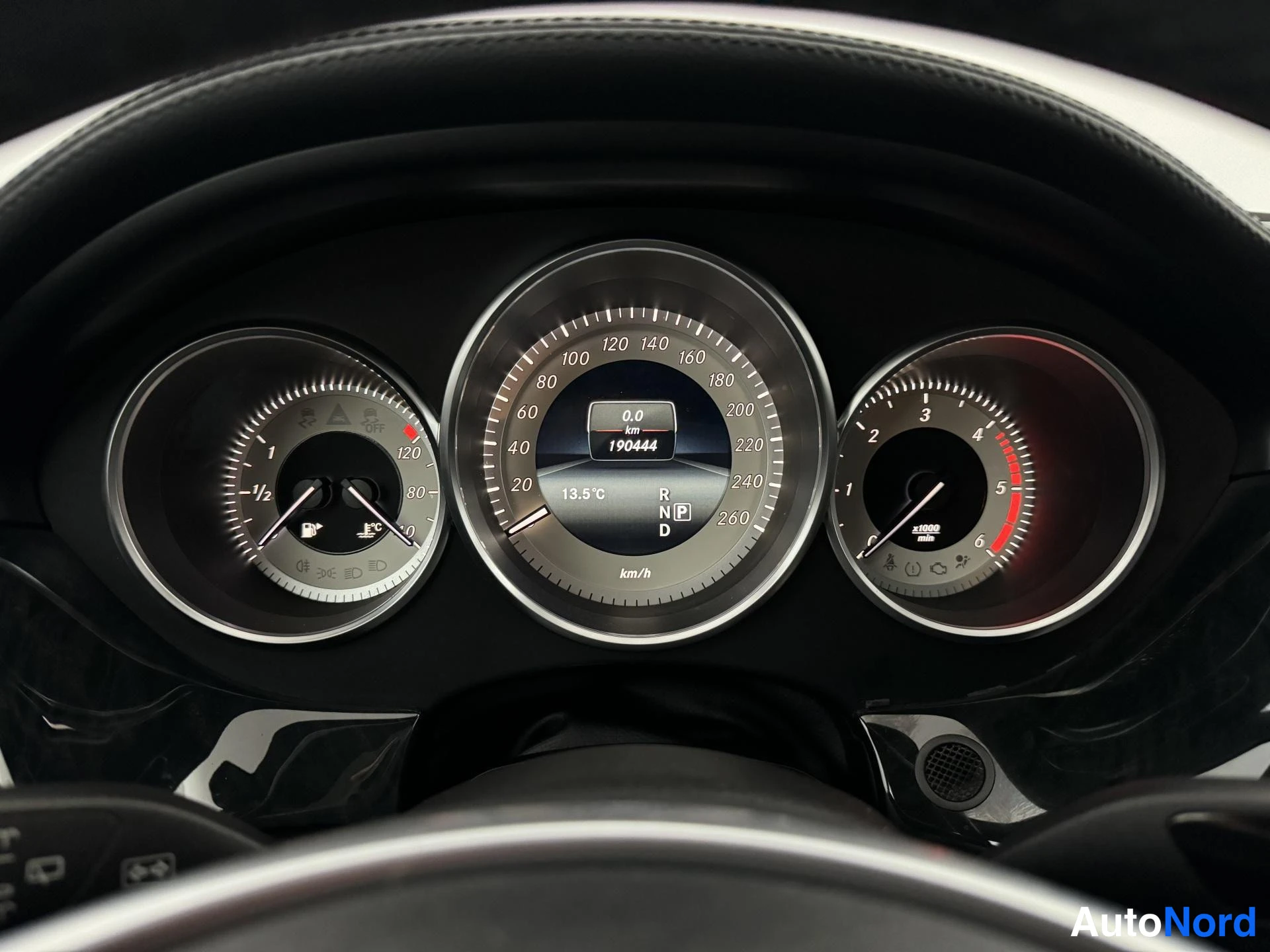 Punainen Mercedes-Benz CLS 350 d 4MATIC 2015, yksityiskohta, kuva 28