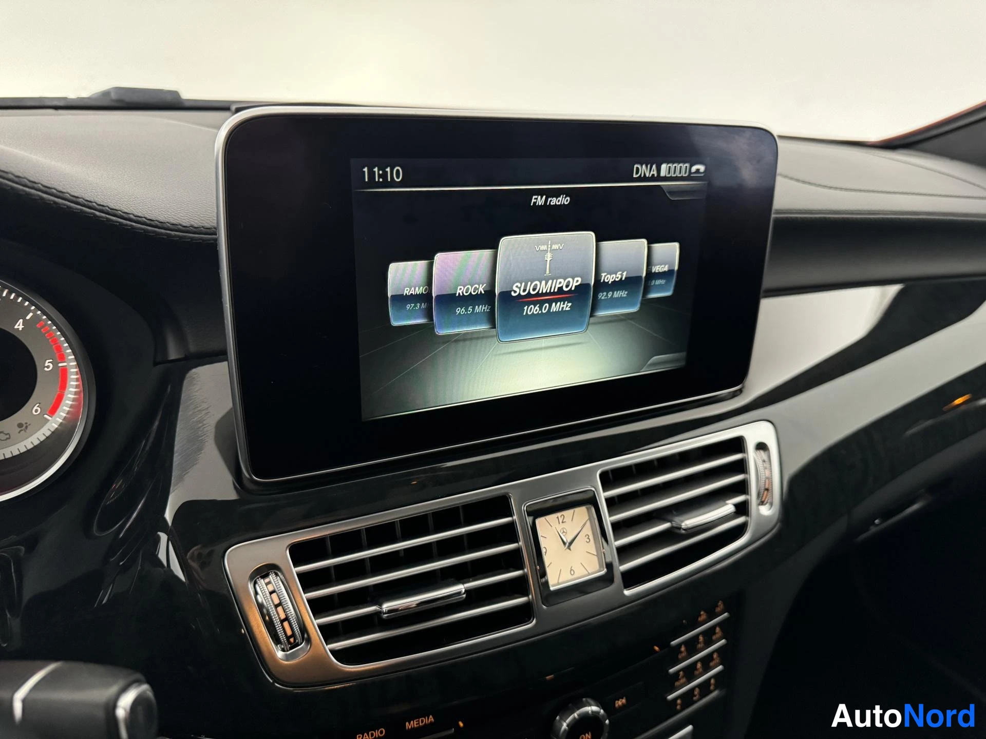Punainen Mercedes-Benz CLS 350 d 4MATIC 2015, ohjaamo, kuva 14