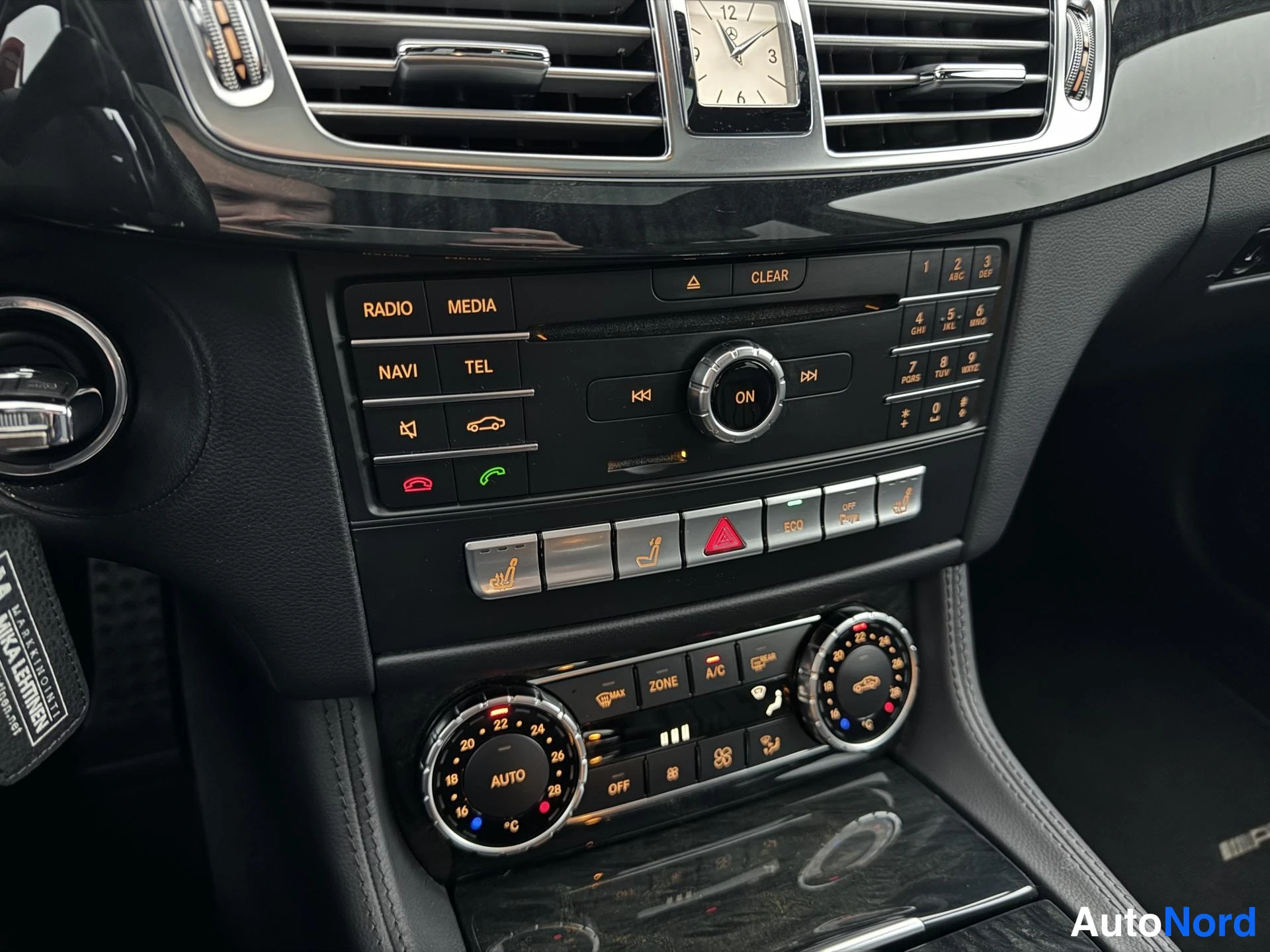 Punainen Mercedes-Benz CLS 350 d 4MATIC 2015, yksityiskohta, kuva 29