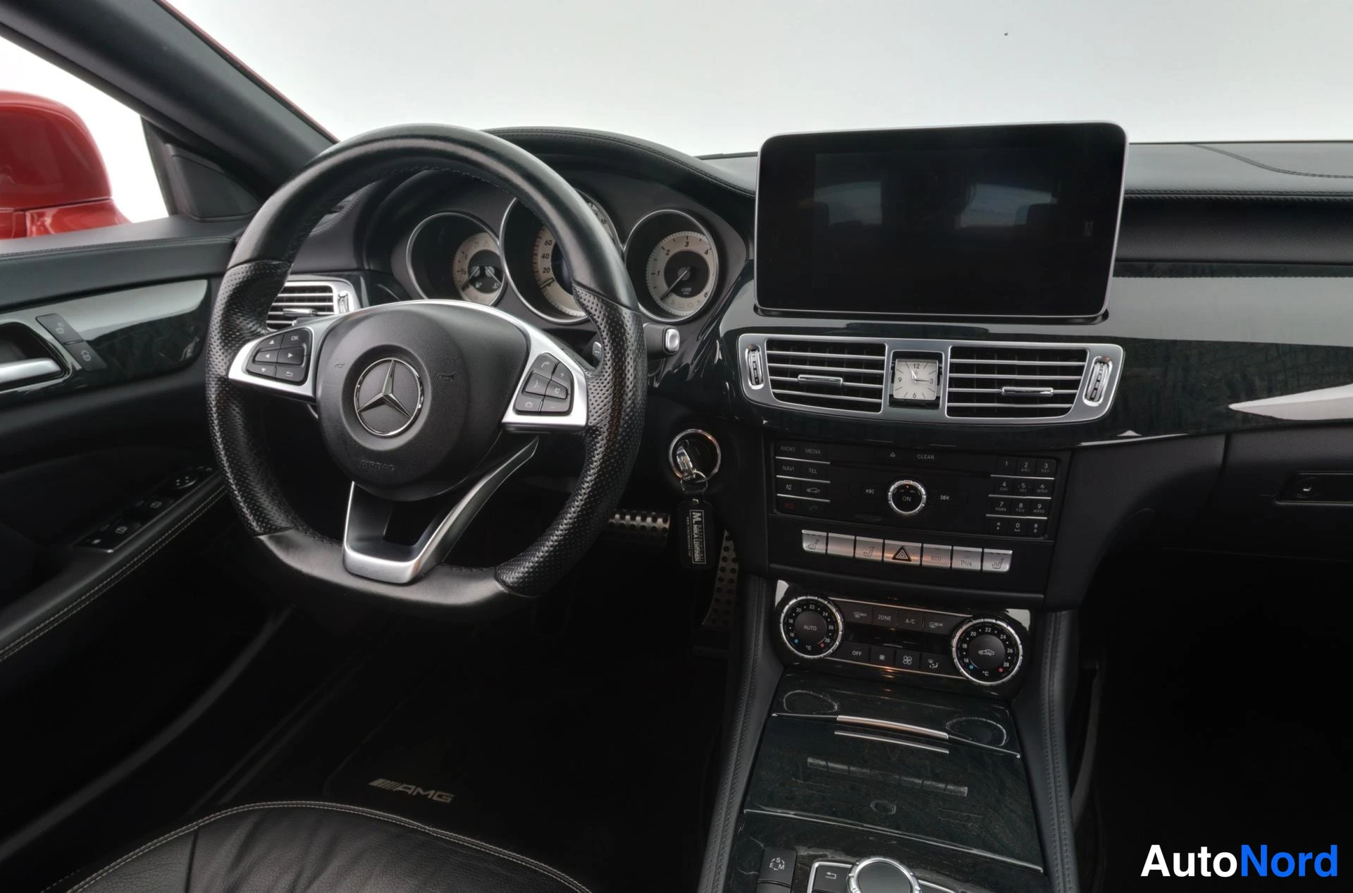 Punainen Mercedes-Benz CLS 350 d 4MATIC 2015, ohjaamo, kuva 15