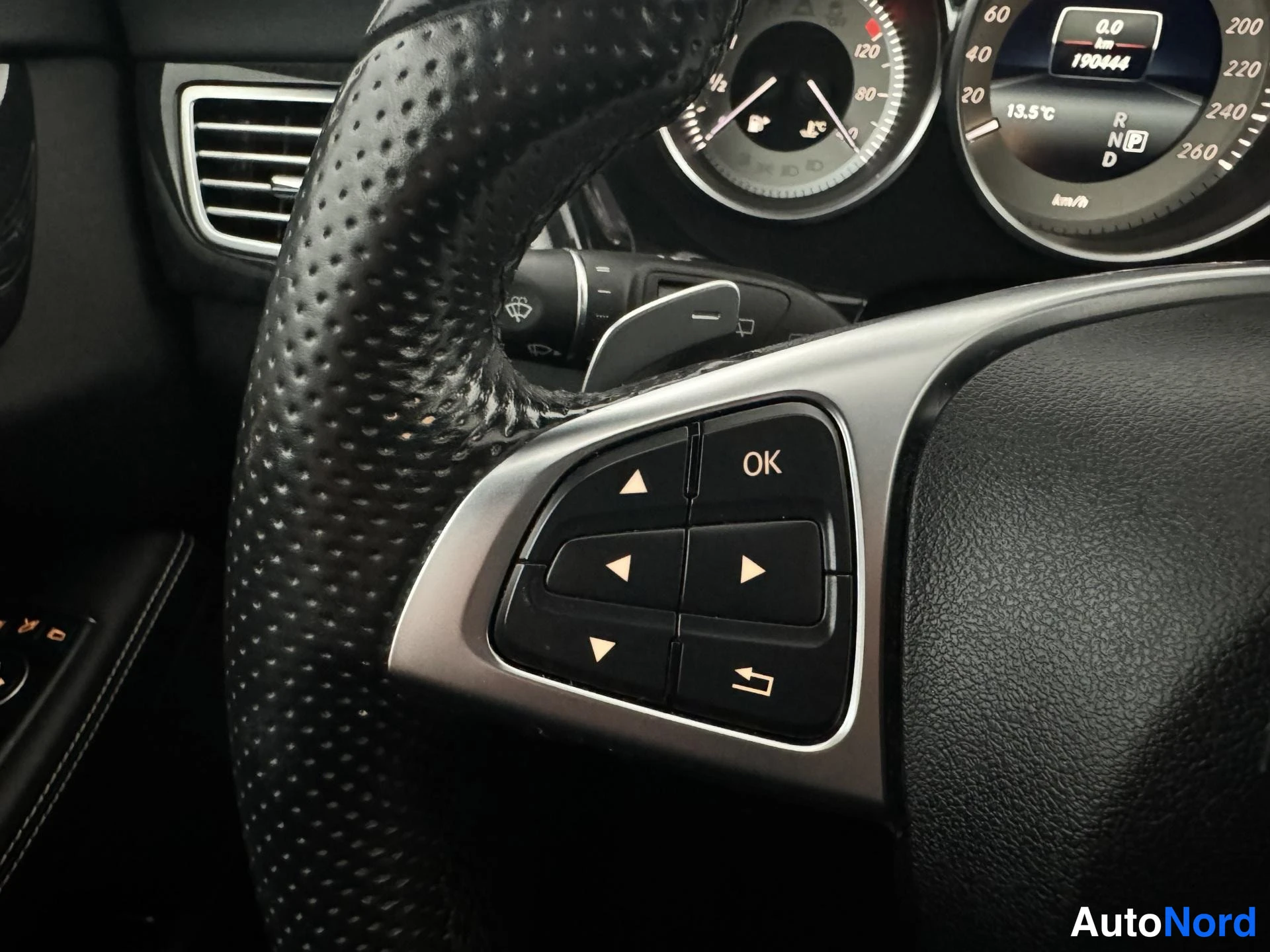 Punainen Mercedes-Benz CLS 350 d 4MATIC 2015, yksityiskohta, kuva 30