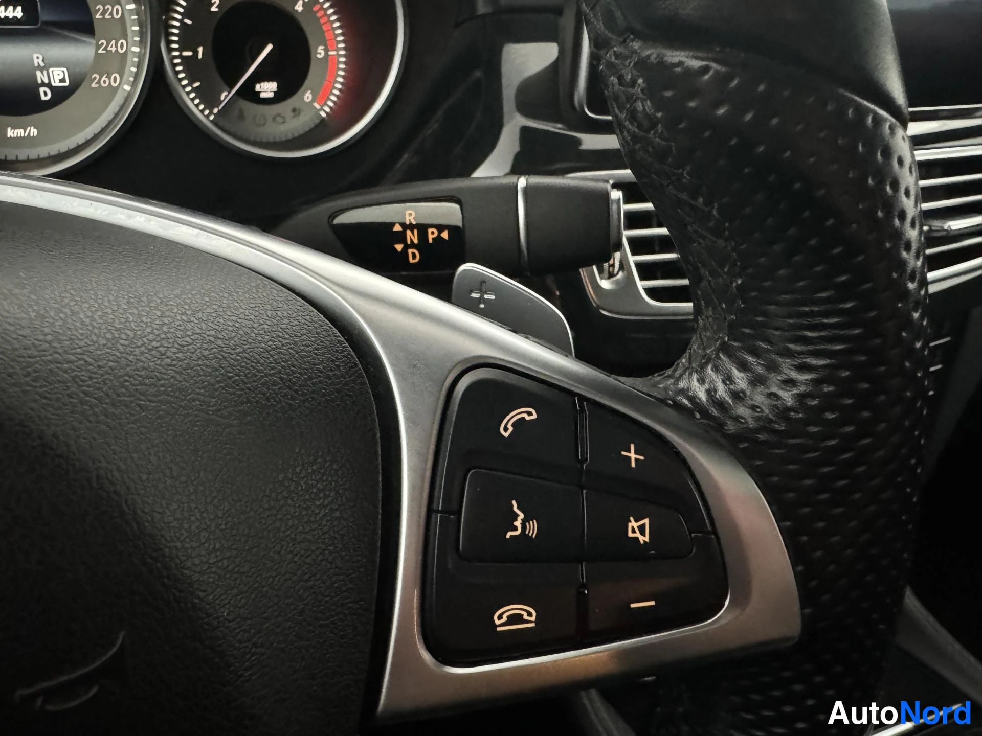 Punainen Mercedes-Benz CLS 350 d 4MATIC 2015, yksityiskohta, kuva 31