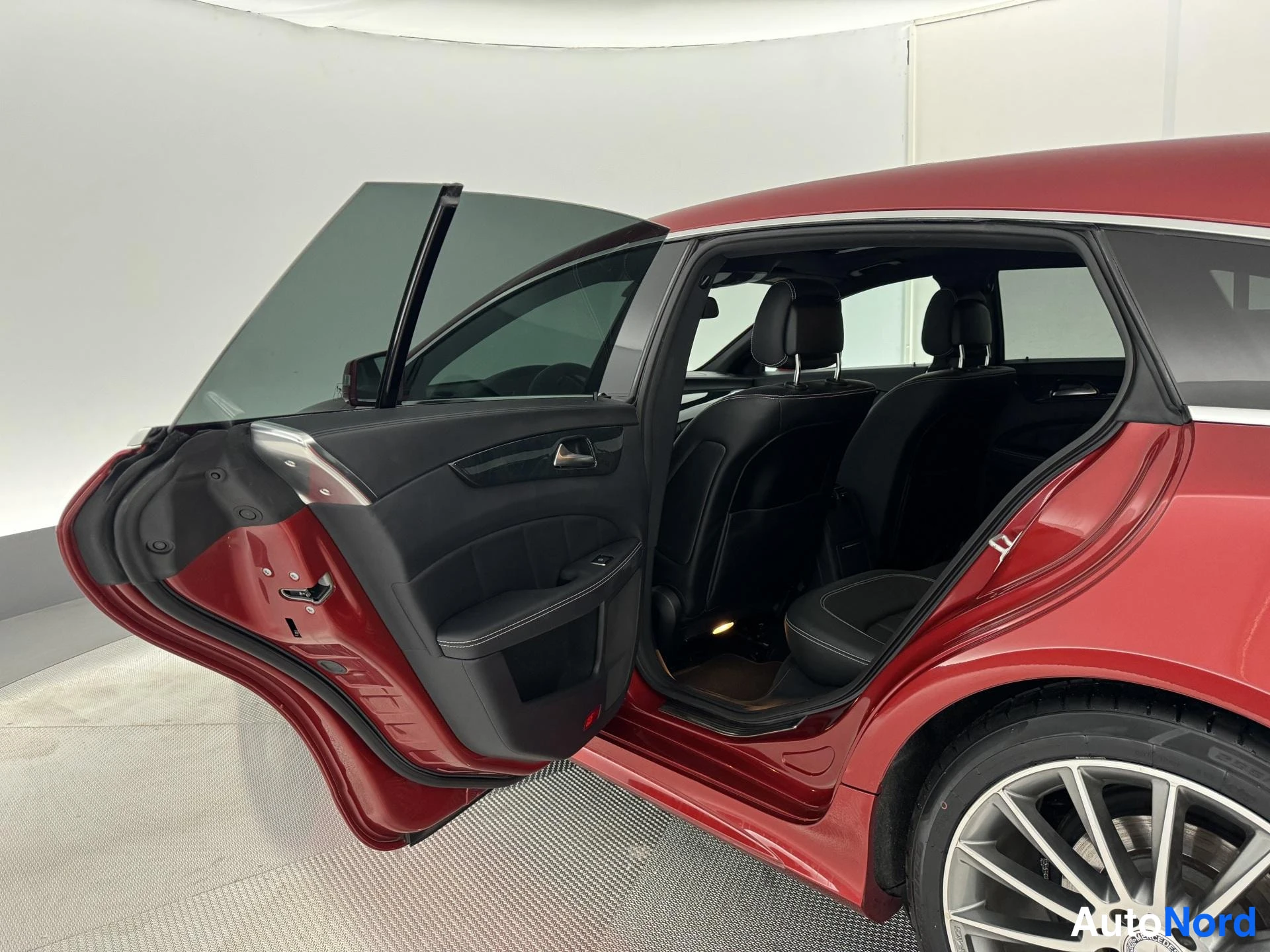 Punainen Mercedes-Benz CLS 350 d 4MATIC 2015, takaistuimet, kuva 25