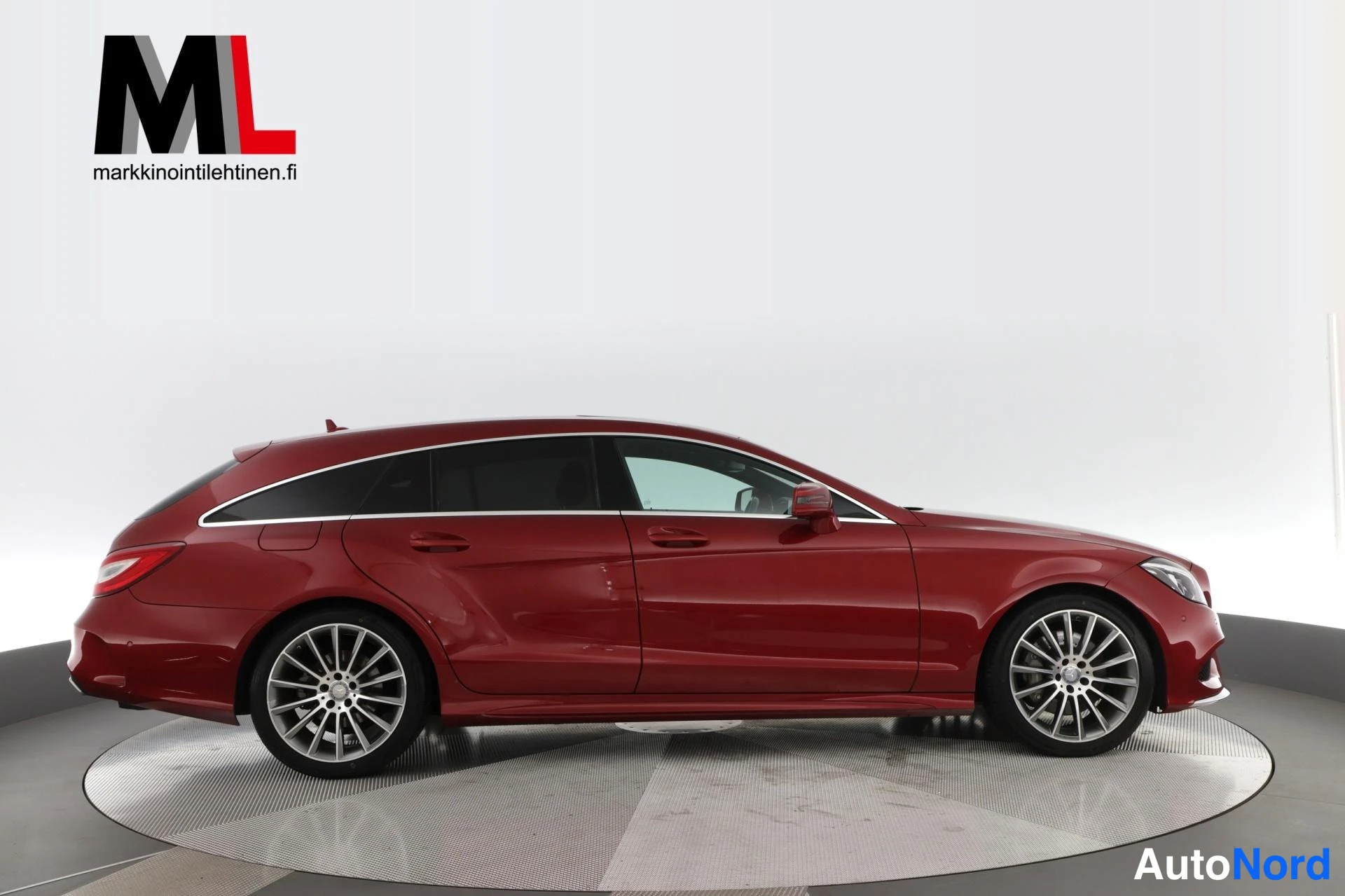 Punainen Mercedes-Benz CLS 350 d 4MATIC 2015, etuviisto, keula oikealle, kuva 4