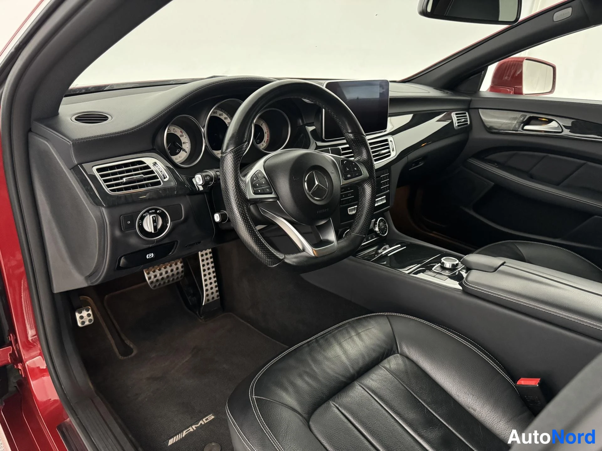 Punainen Mercedes-Benz CLS 350 d 4MATIC 2015, ohjaamo, kuva 8
