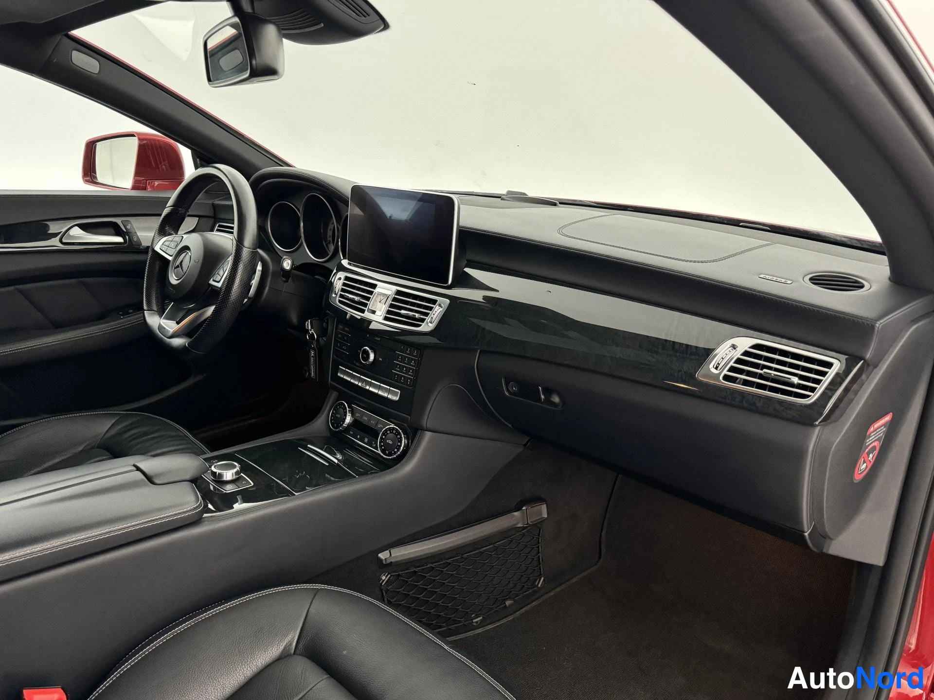 Punainen Mercedes-Benz CLS 350 d 4MATIC 2015, ohjaamo, kuva 9