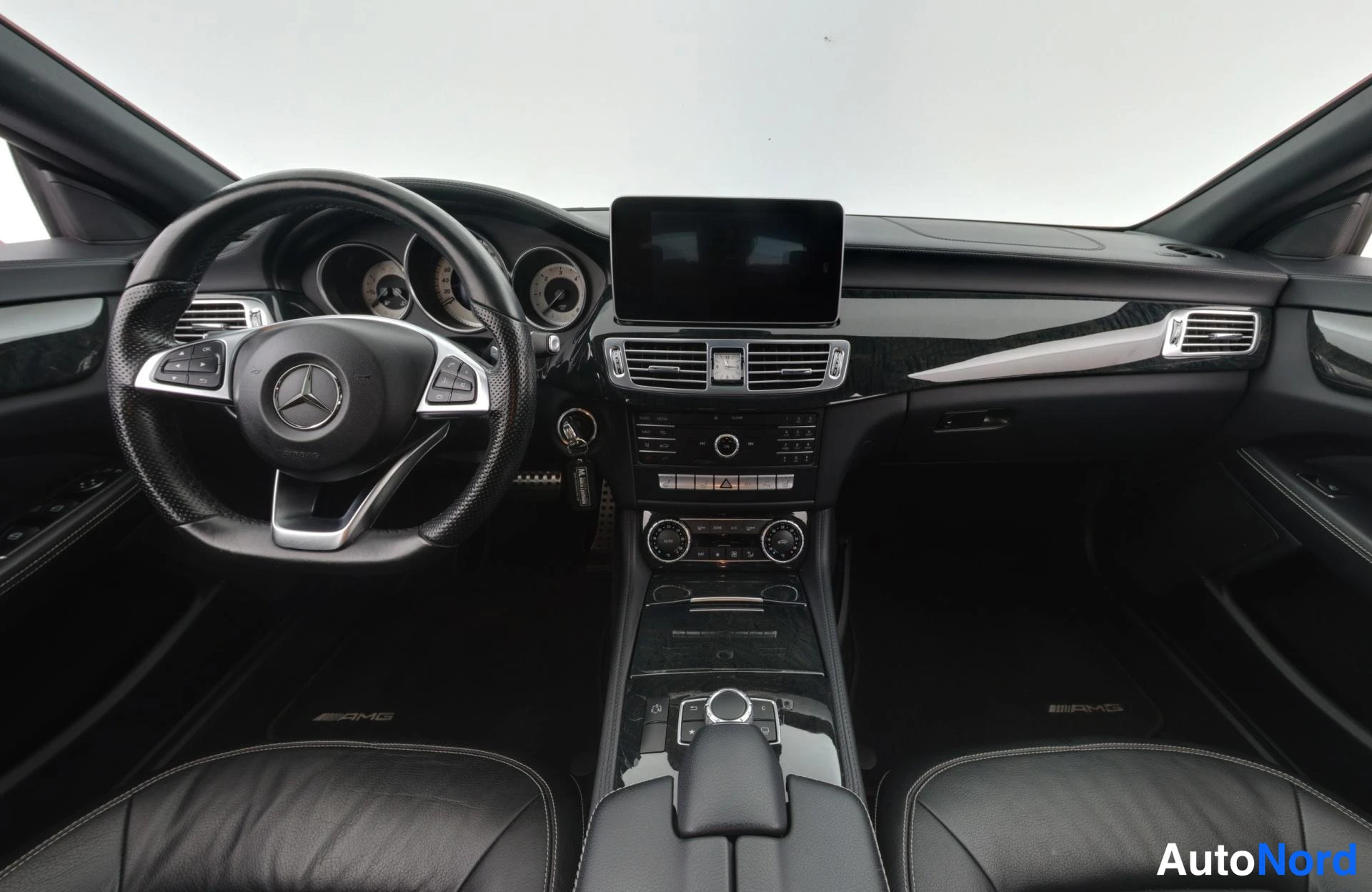 Punainen Mercedes-Benz CLS 350 d 4MATIC 2015, ohjaamo, kuva 10