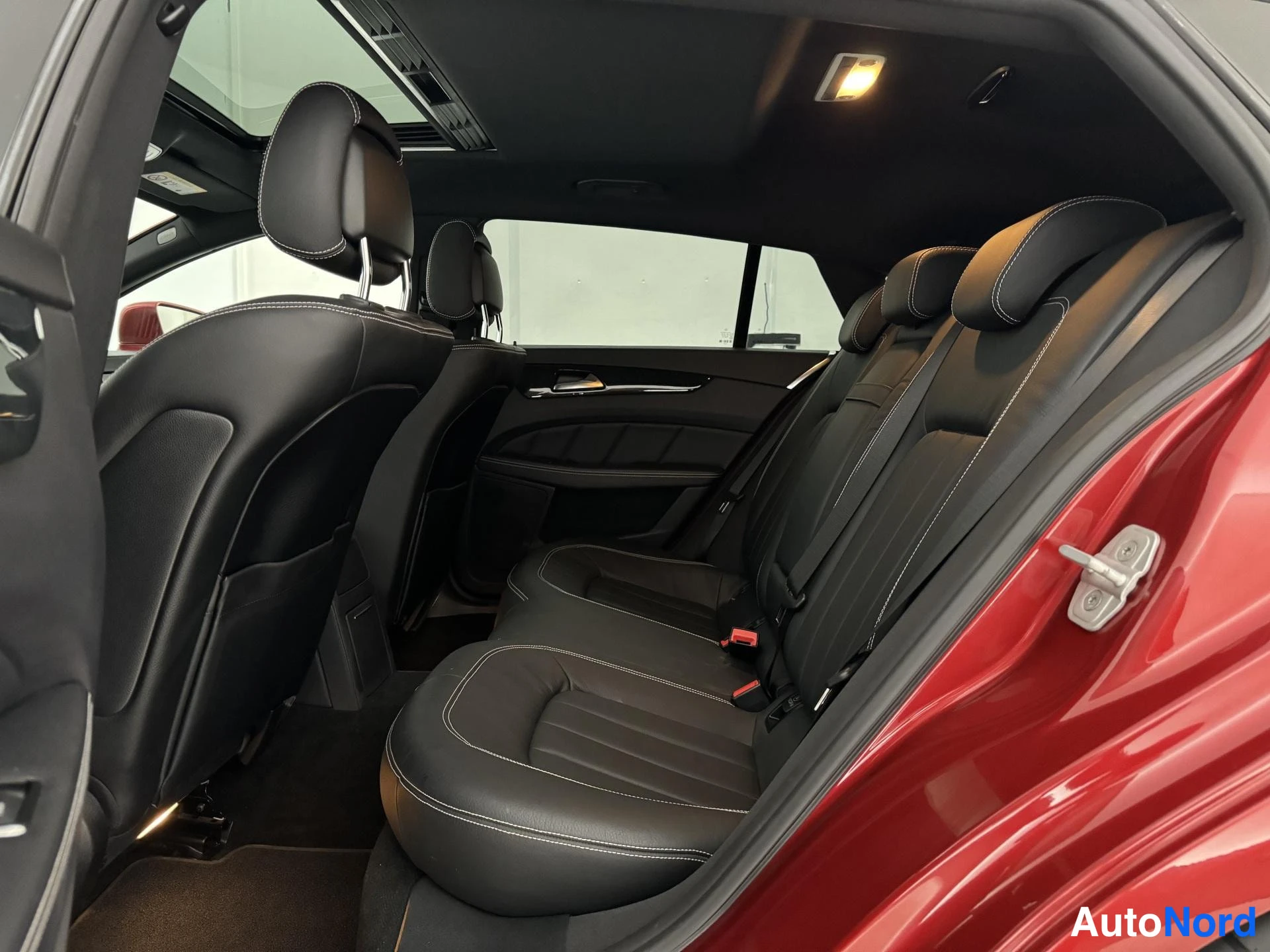 Punainen Mercedes-Benz CLS 350 d 4MATIC 2015, takaistuimet, kuva 22