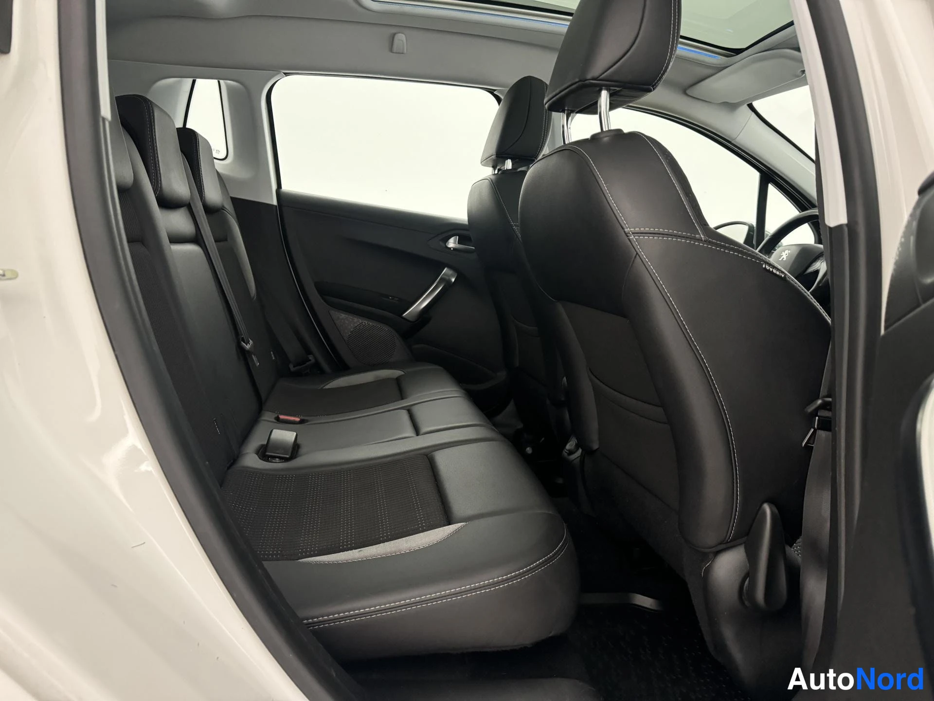Valkoinen Peugeot 2008 2014, takaistuimet, kuva 17