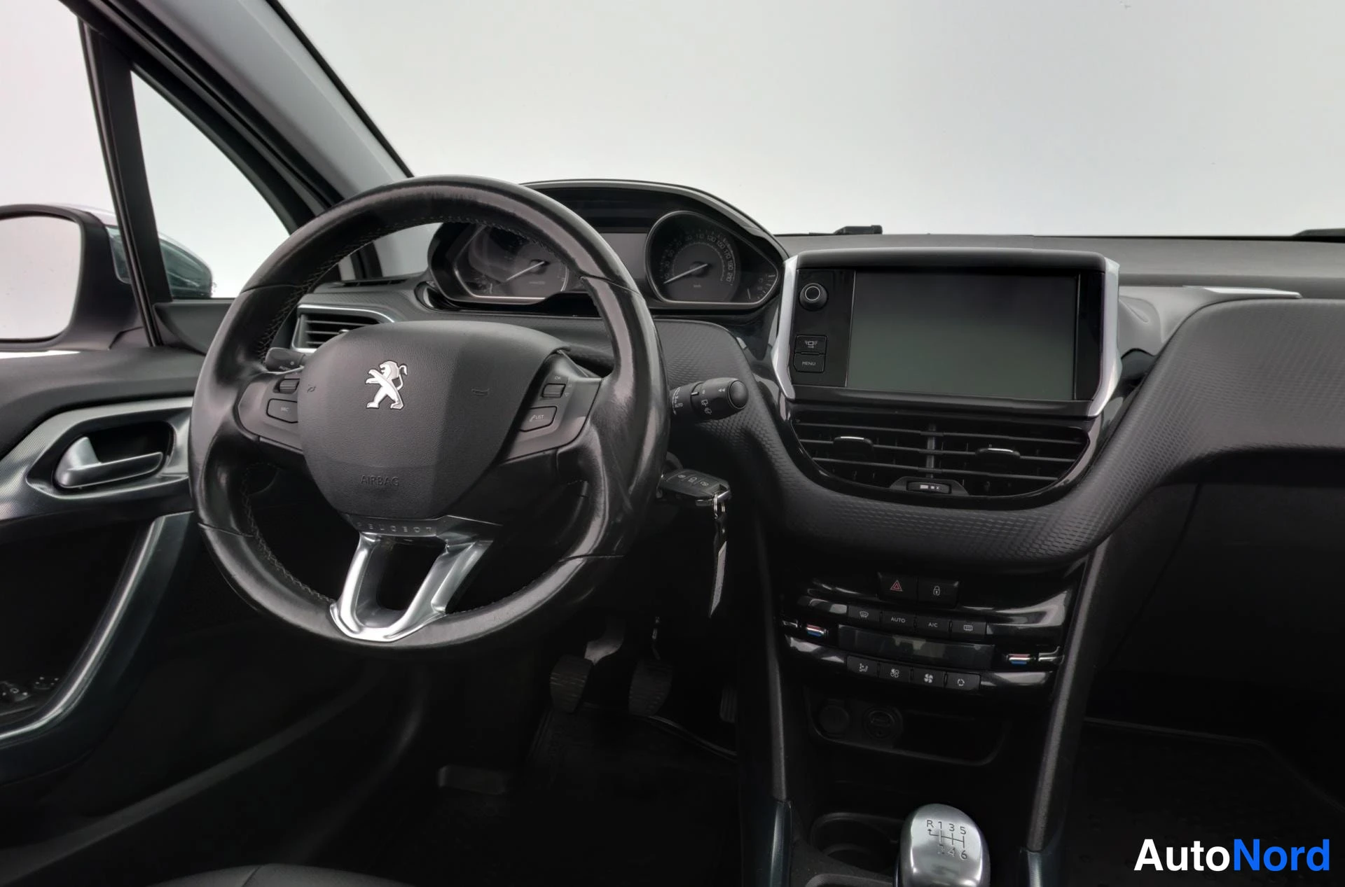 Valkoinen Peugeot 2008 2014, ohjaamo, kuva 12