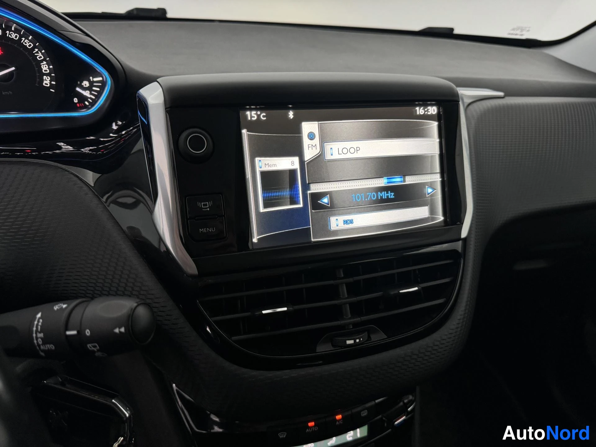 Valkoinen Peugeot 2008 2014, yksityiskohta, kuva 22