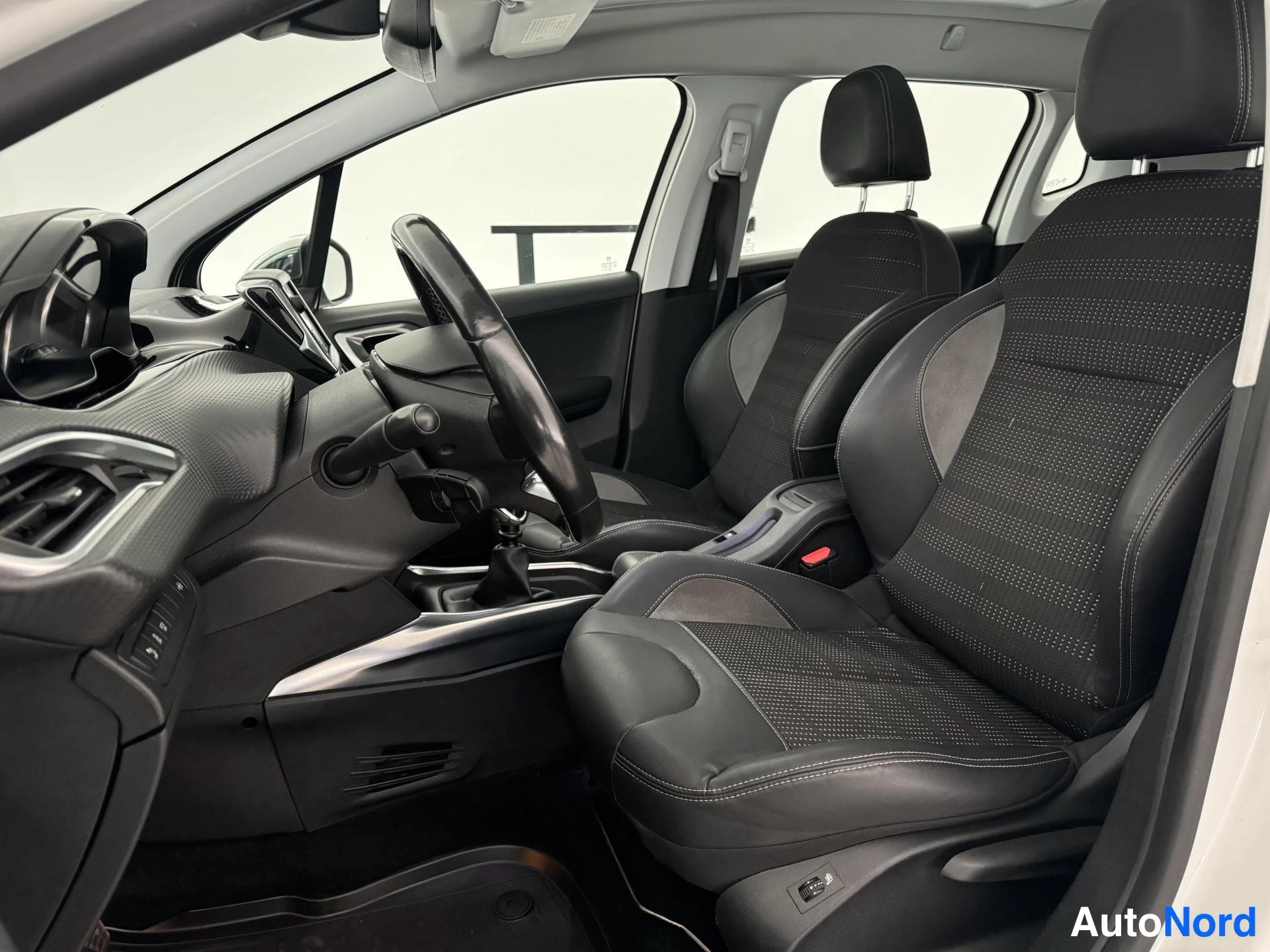 Valkoinen Peugeot 2008 2014, etuistuimet, kuva 14