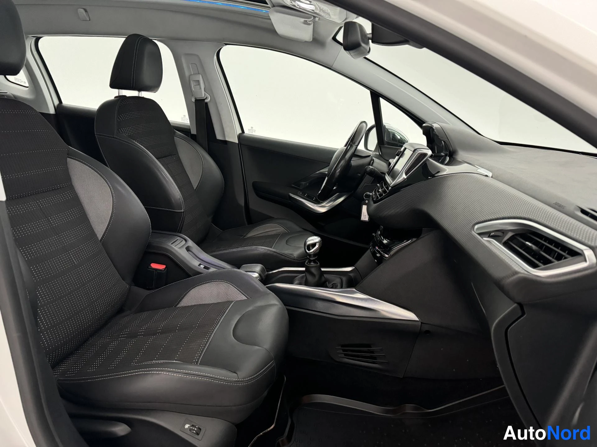 Valkoinen Peugeot 2008 2014, etuistuimet, kuva 15