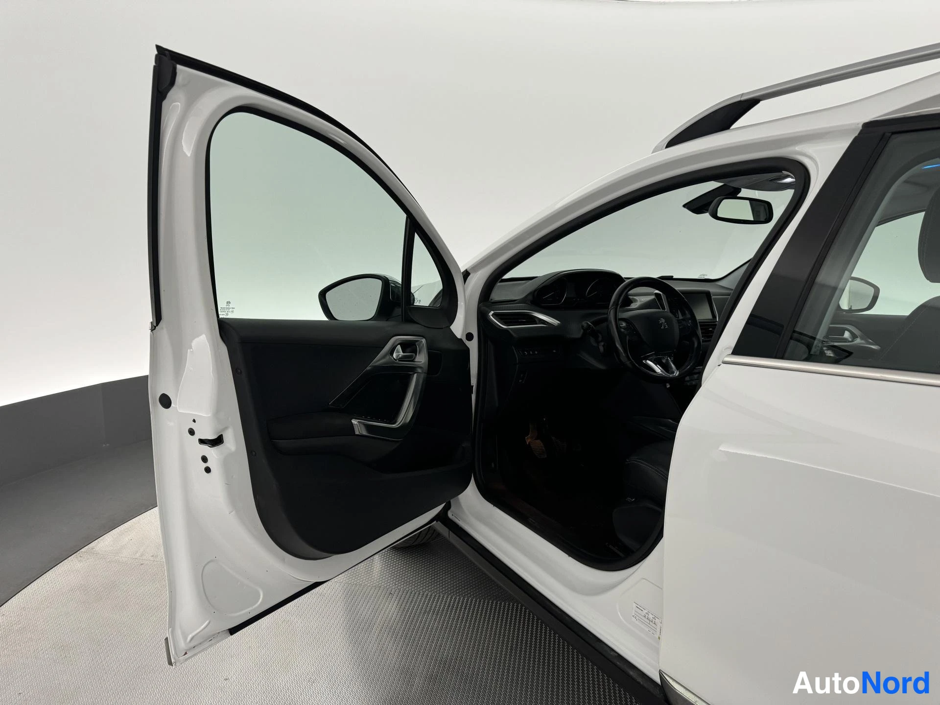 Valkoinen Peugeot 2008 2014, ohjaamo, kuva 13