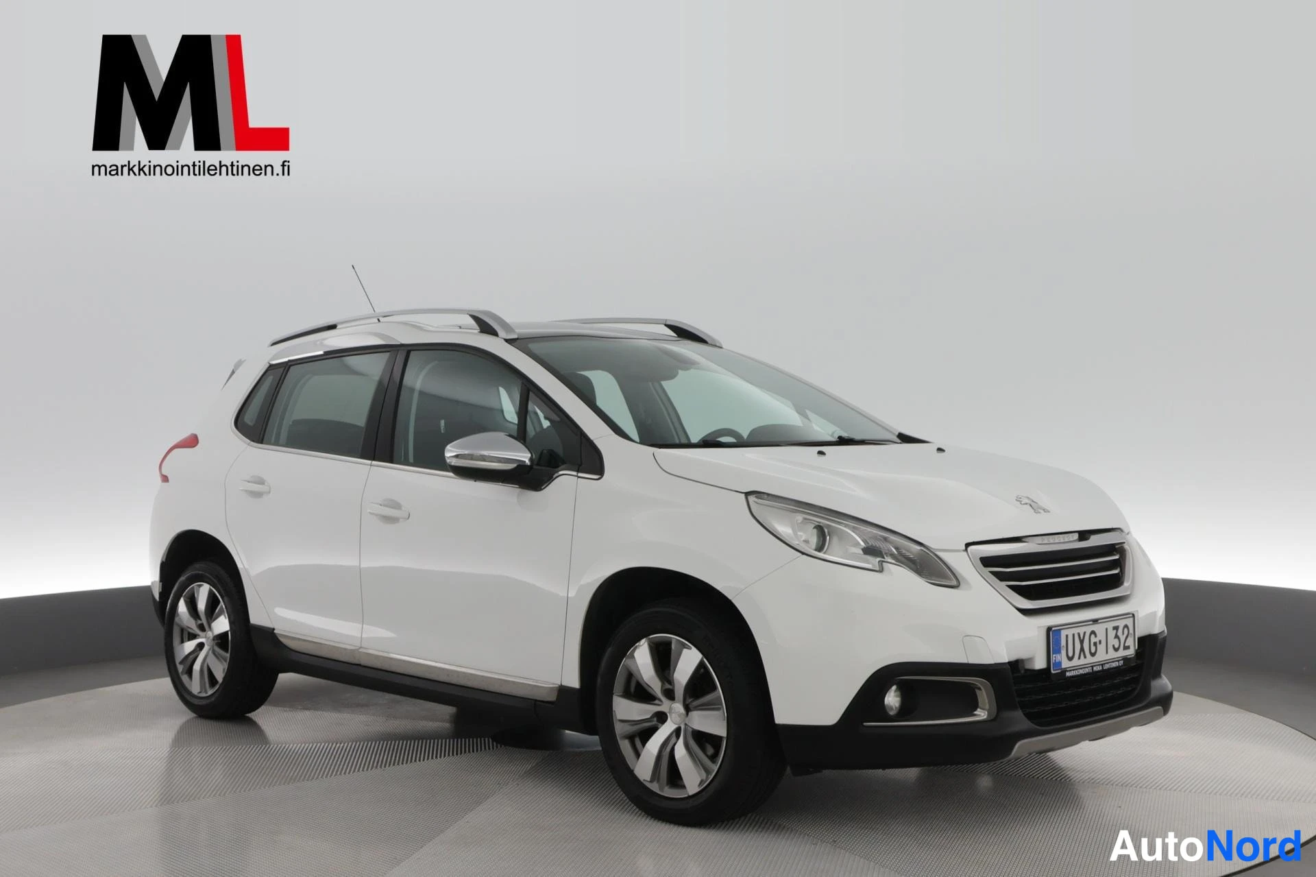 Valkoinen Peugeot 2008 2014, etuviisto, keula oikealle, kuva 2
