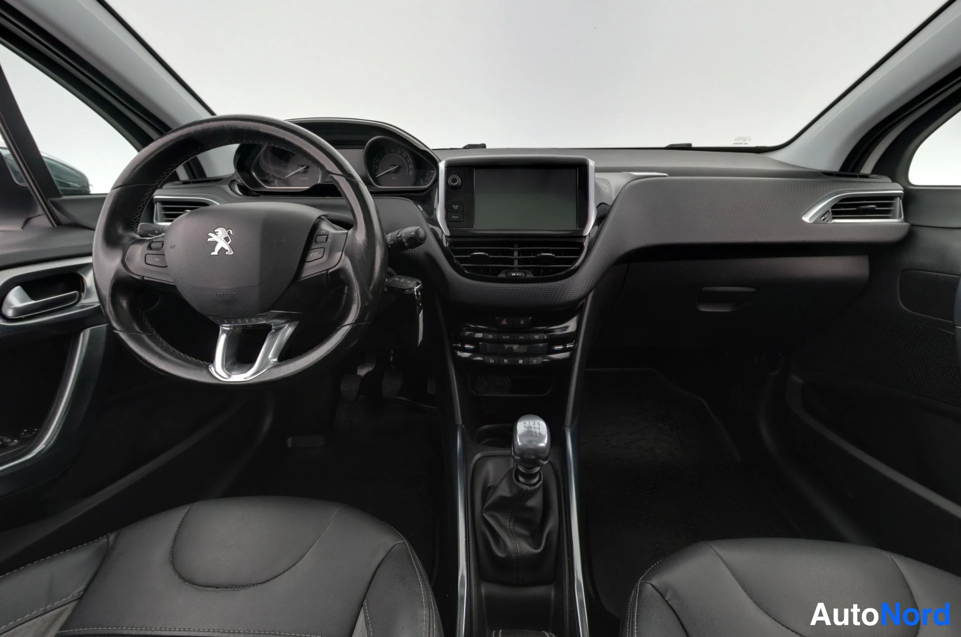 Valkoinen Peugeot 2008 2014, ohjaamo, kuva 9