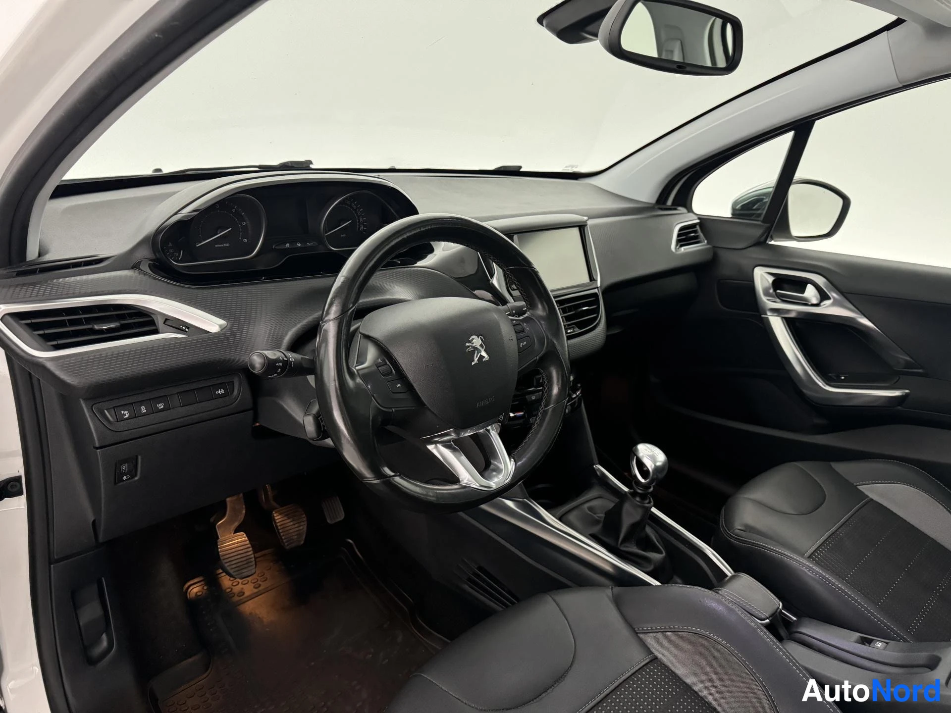 Valkoinen Peugeot 2008 2014, ohjaamo, kuva 10