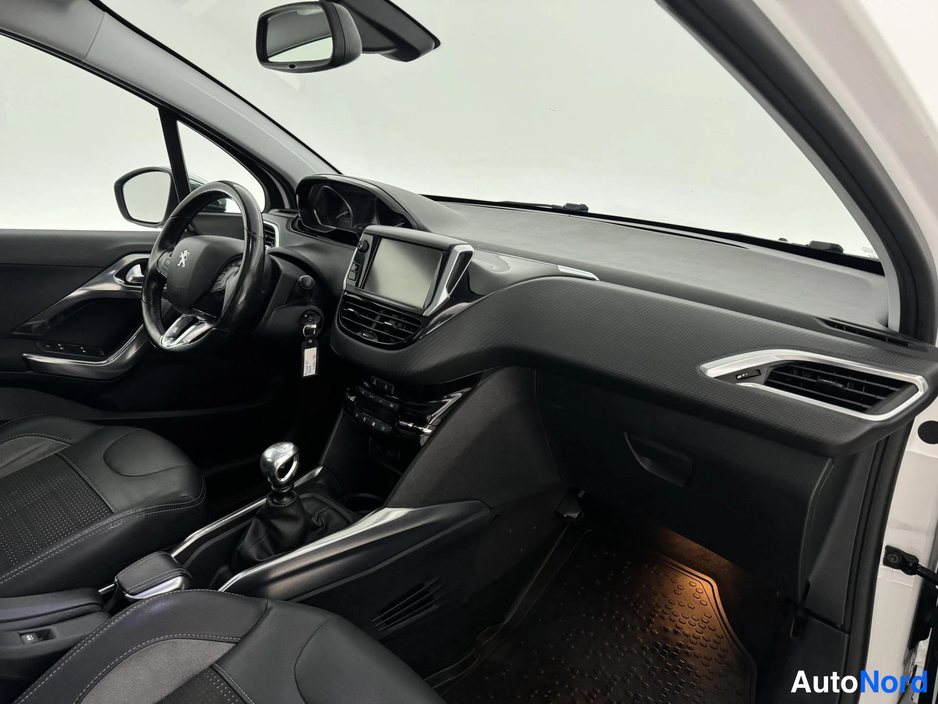 Valkoinen Peugeot 2008 2014, ohjaamo, kuva 11