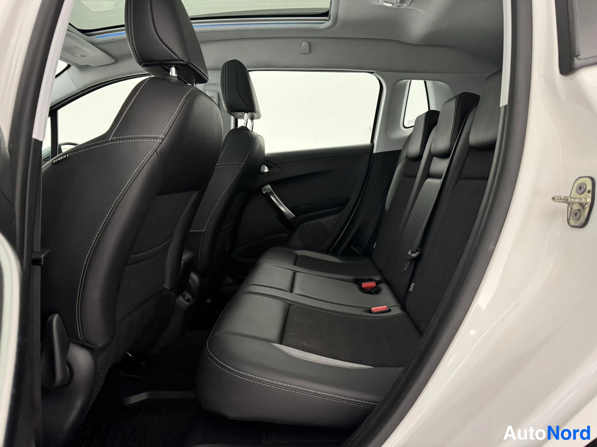 Valkoinen Peugeot 2008 2014, takaistuimet, kuva 16