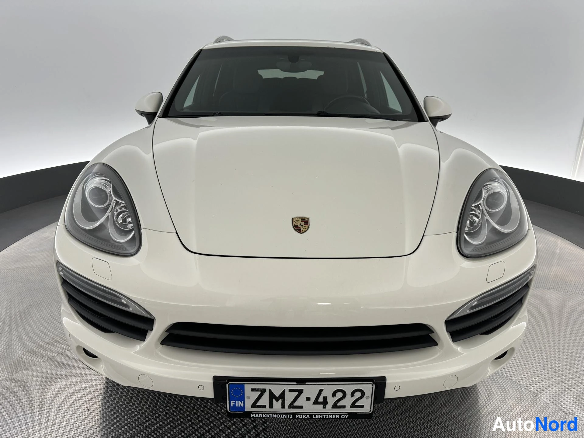 Valkoinen Porsche Cayenne 2011, edestä, kuva 3