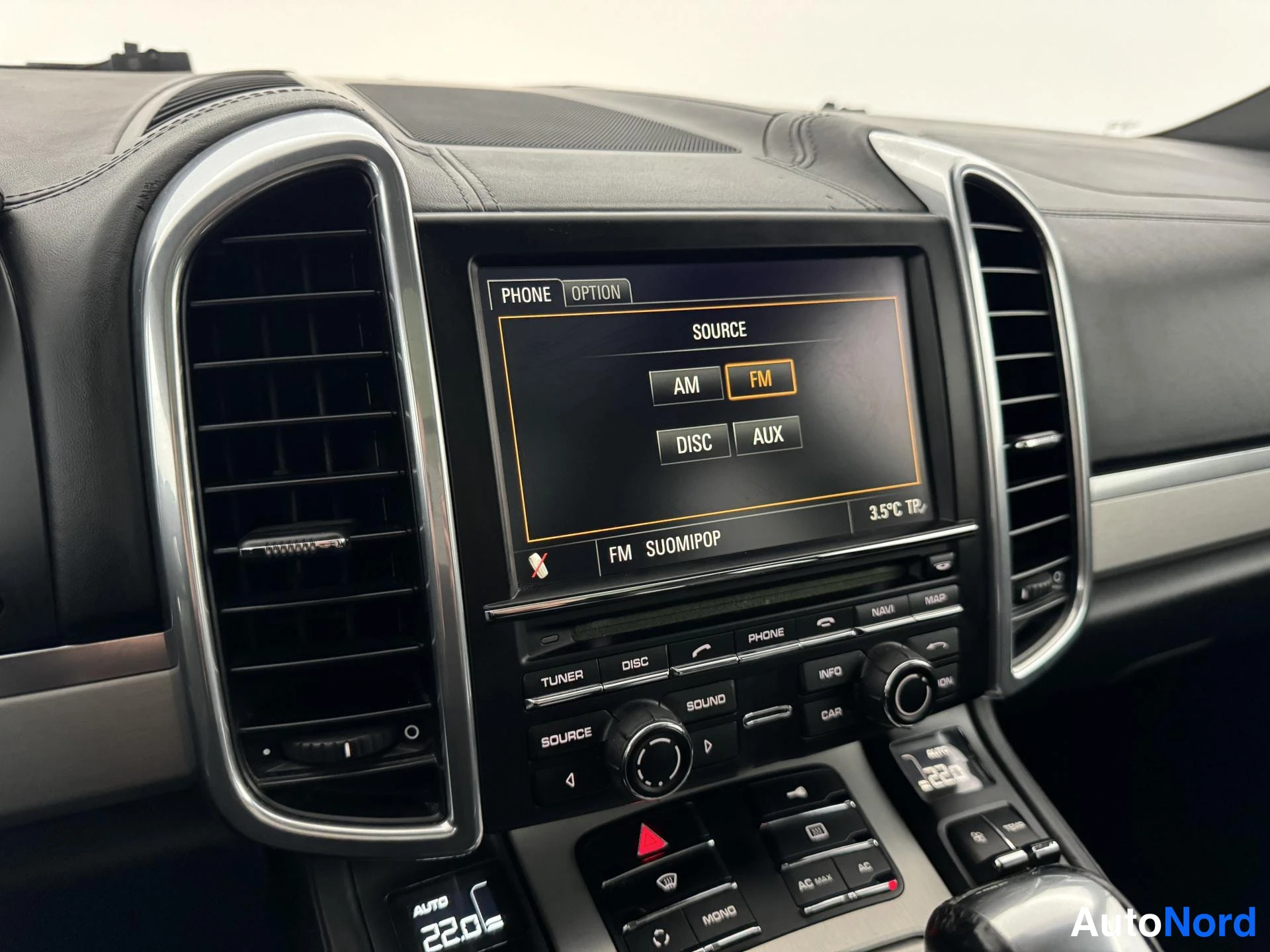 Valkoinen Porsche Cayenne 2011, yksityiskohta, kuva 32
