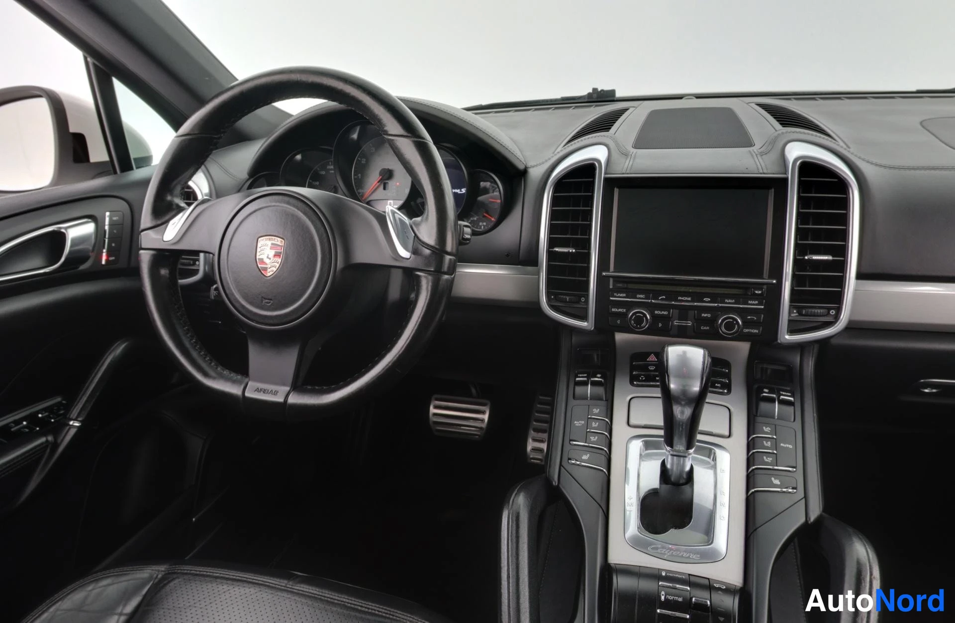 Valkoinen Porsche Cayenne 2011, ohjaamo, kuva 14