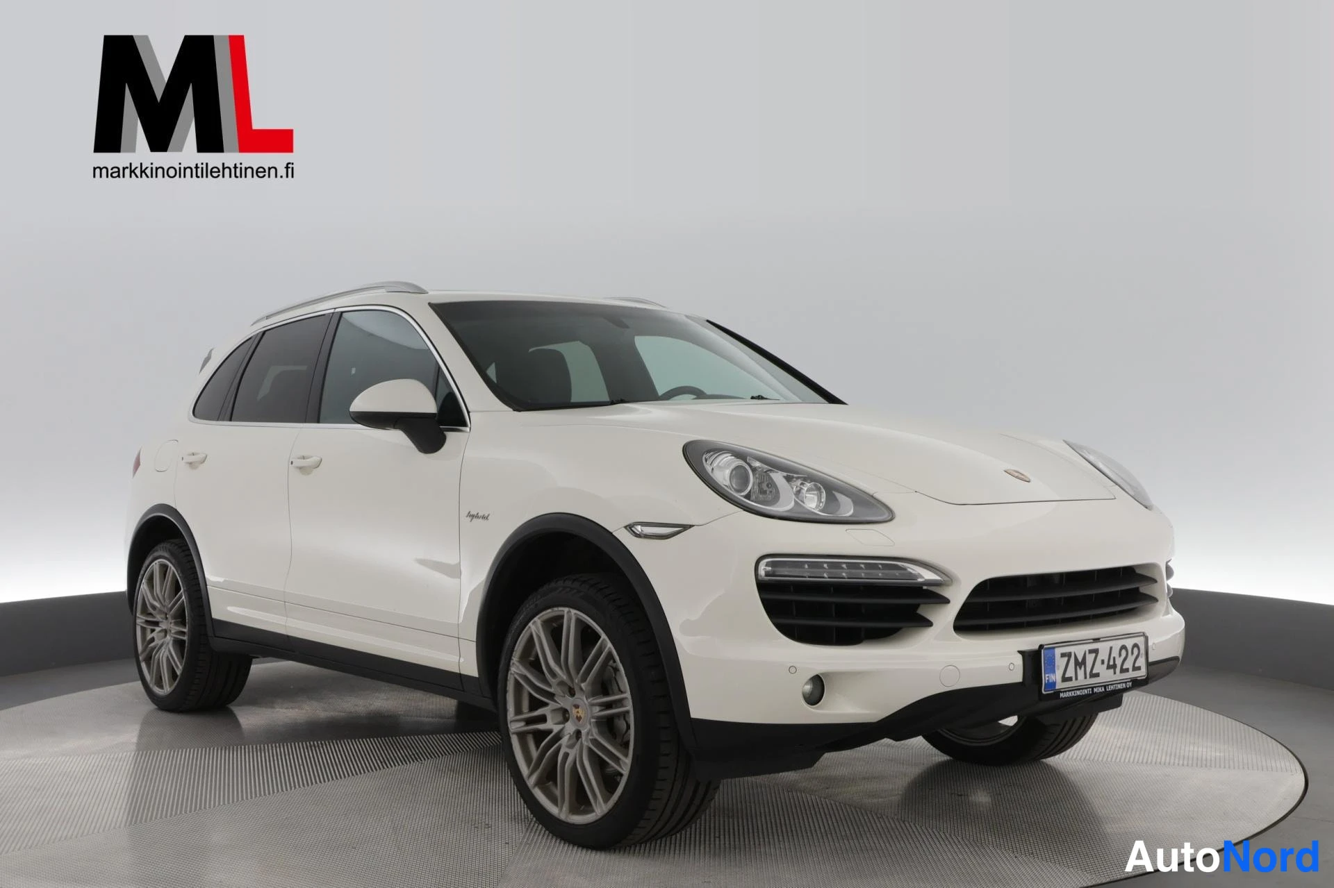 Valkoinen Porsche Cayenne 2011, etuviisto, keula oikealle, kuva 2