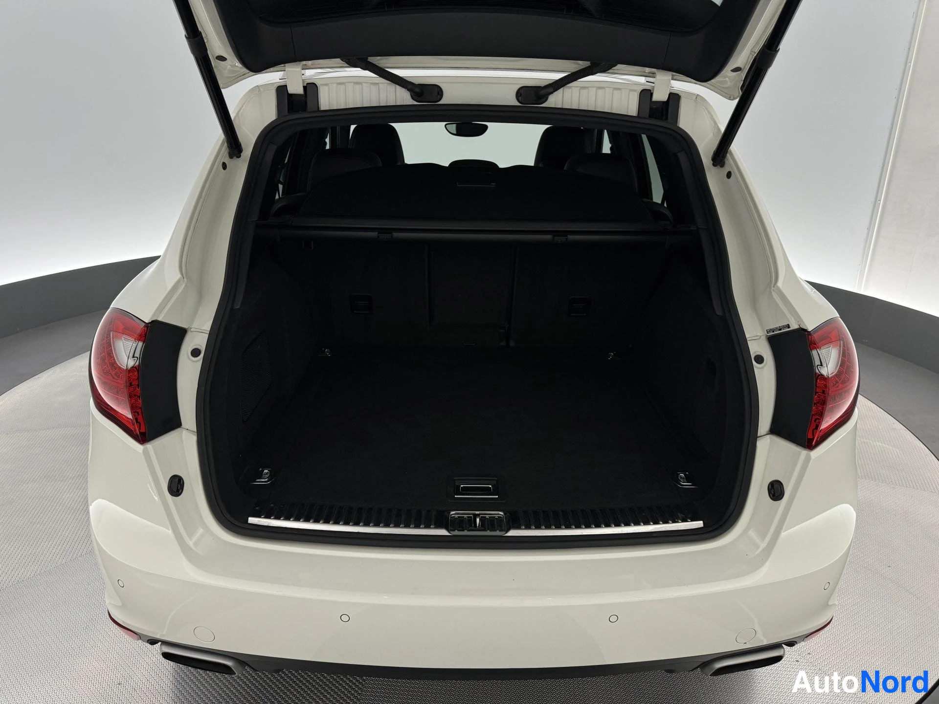 Valkoinen Porsche Cayenne 2011, tavaratila, kuva 27