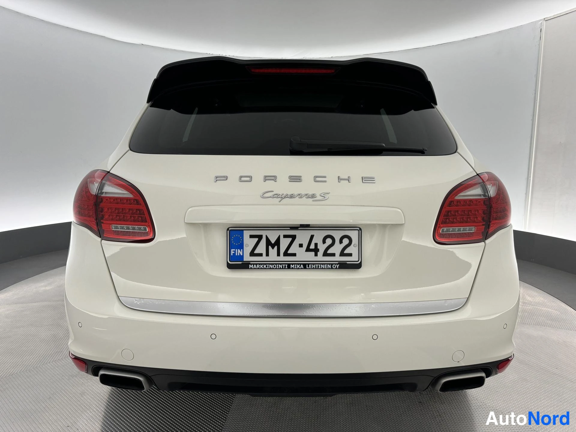 Valkoinen Porsche Cayenne 2011, takaa, kuva 8