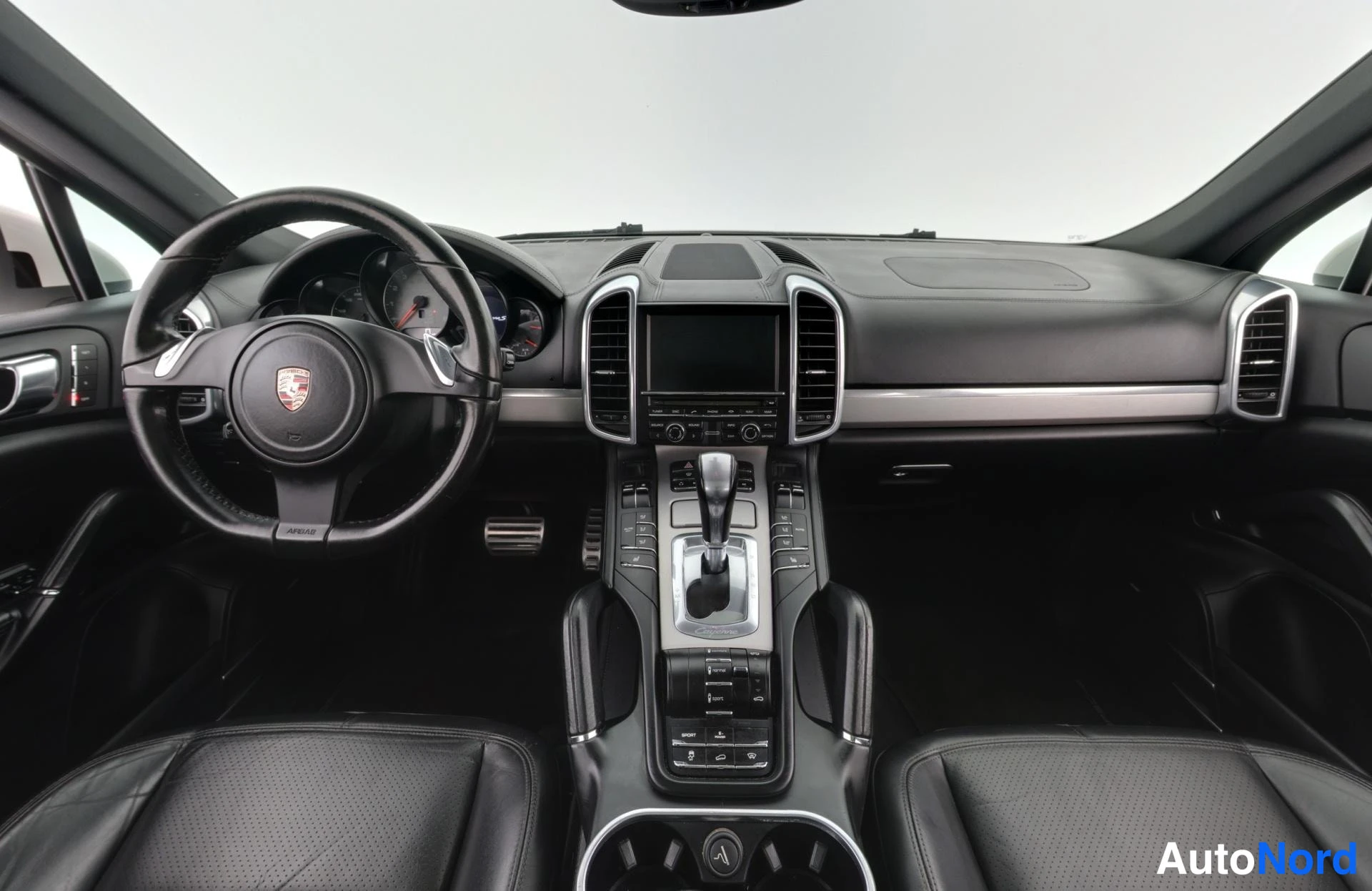 Valkoinen Porsche Cayenne 2011, ohjaamo, kuva 10