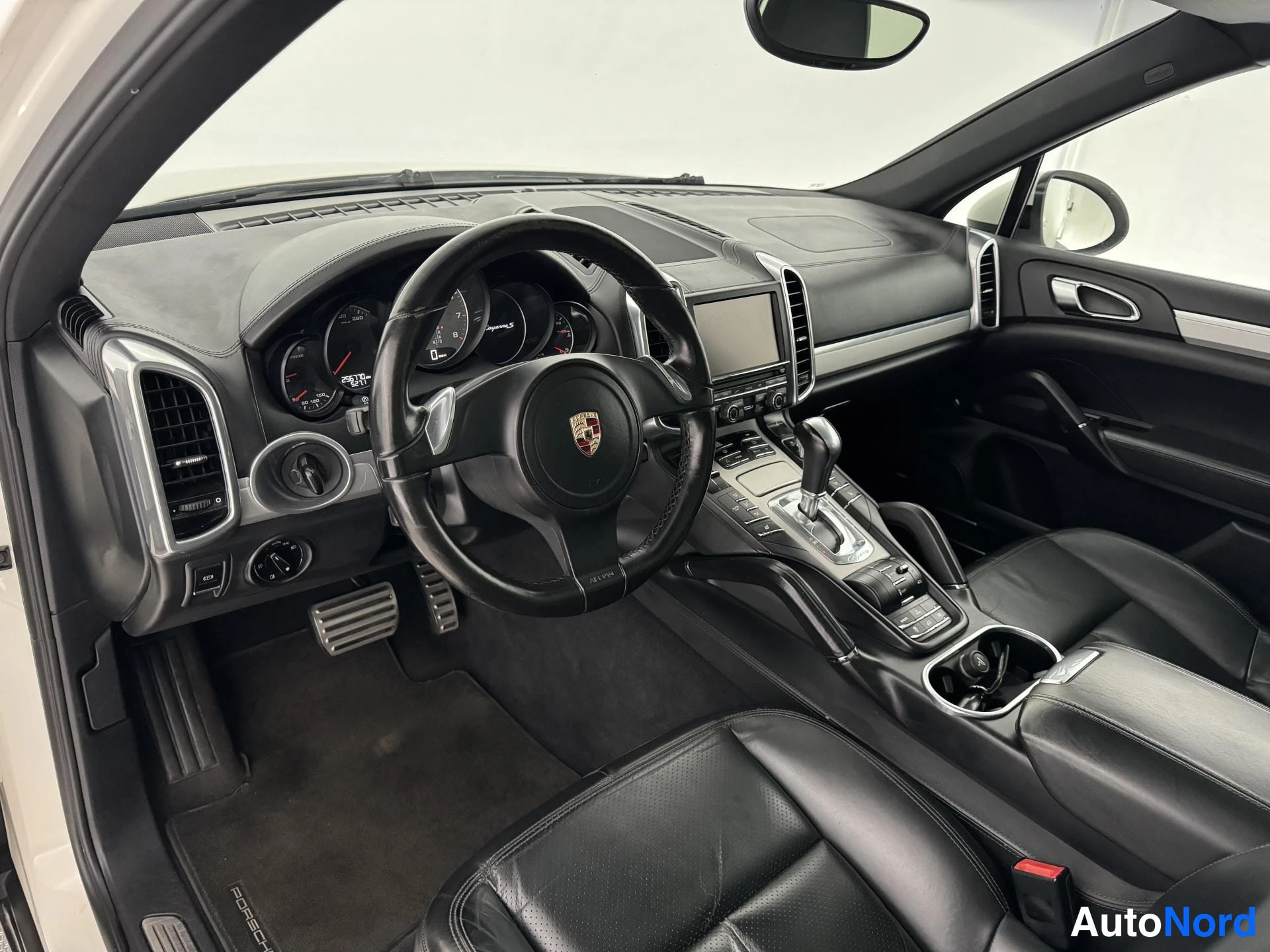 Valkoinen Porsche Cayenne 2011, ohjaamo, kuva 11