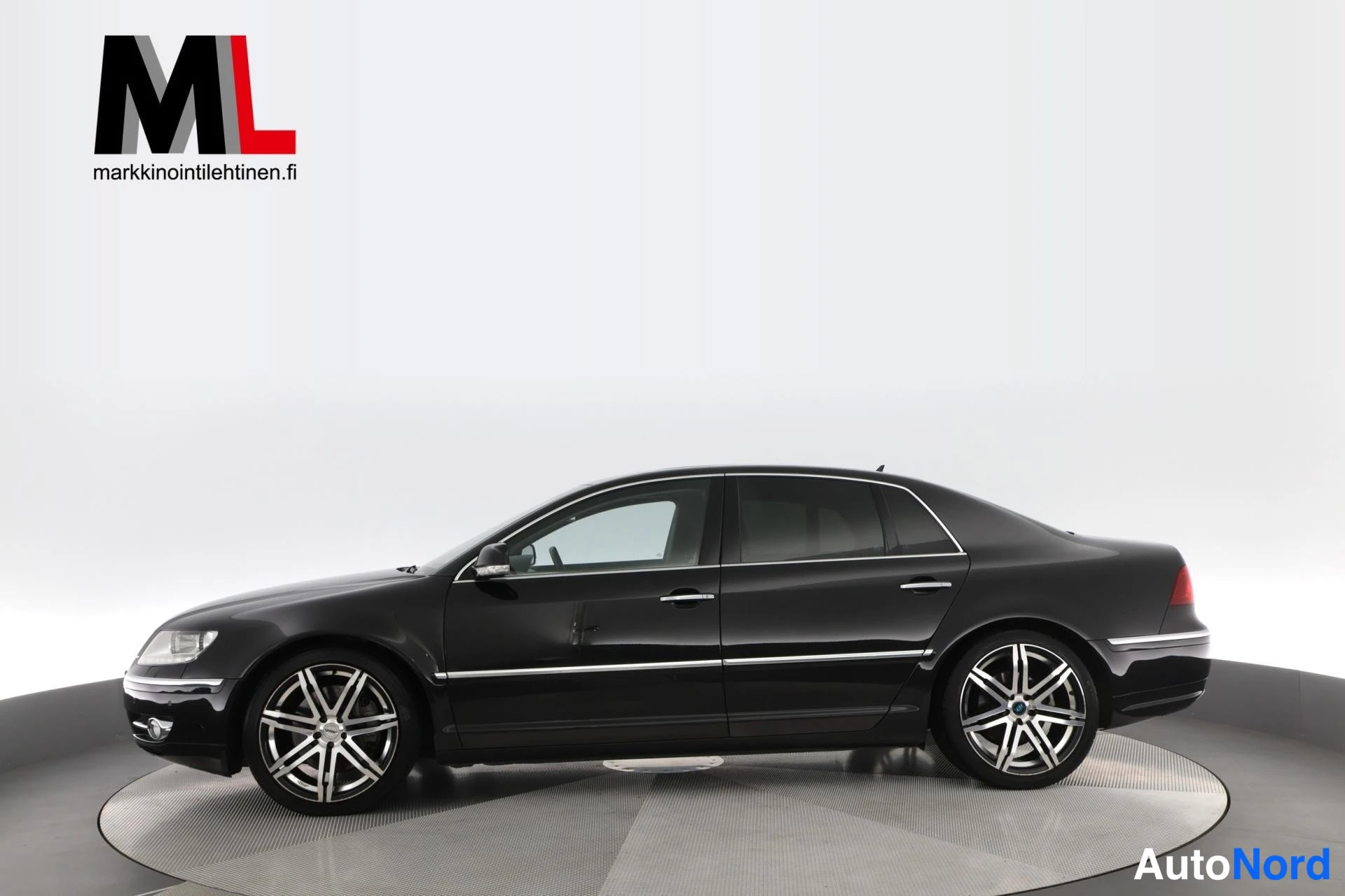 Musta Volkswagen Phaeton 2009, etuviisto, keula vasemmalle, kuva 2