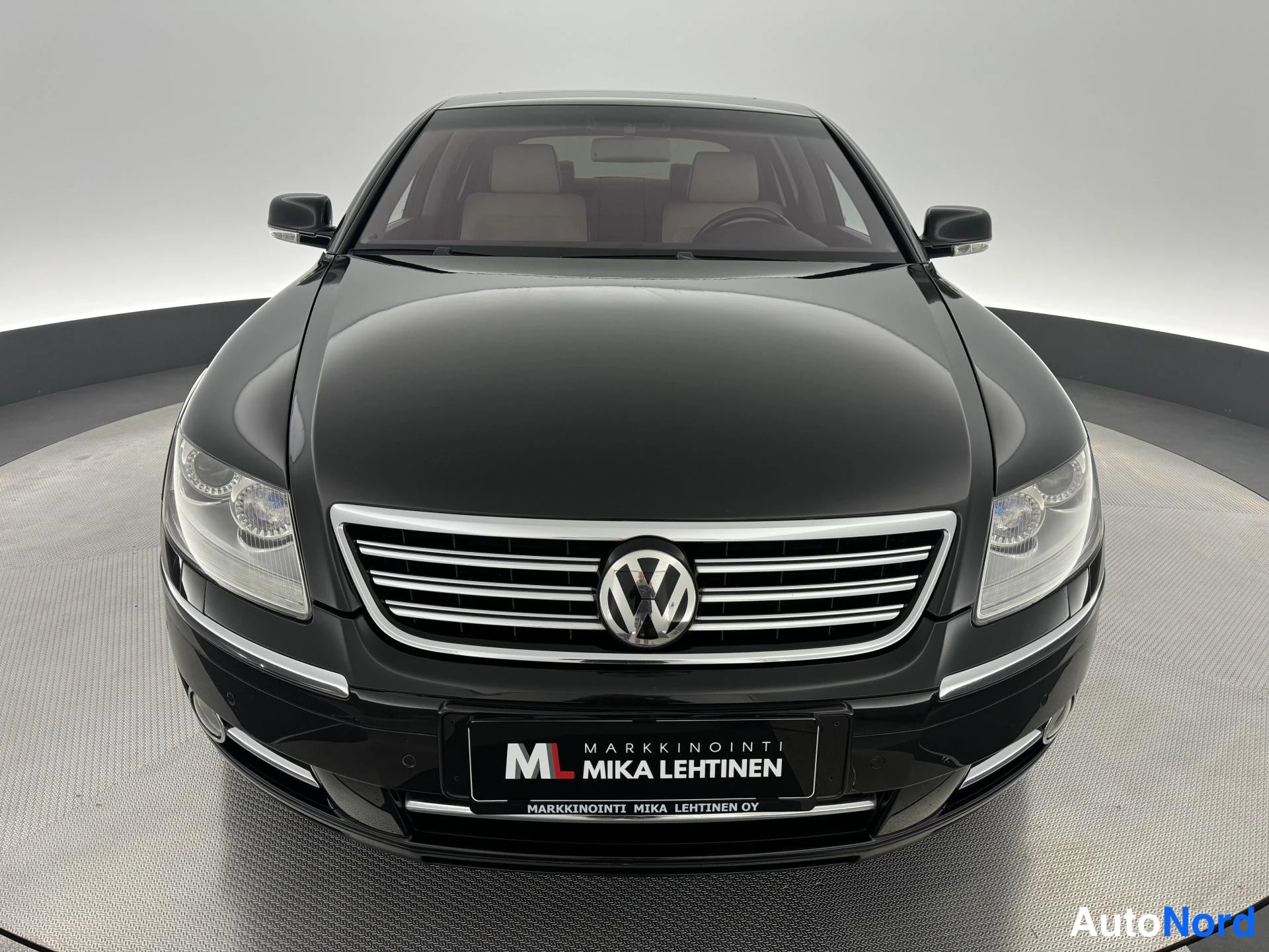 Musta Volkswagen Phaeton 2009, edestä, kuva 5