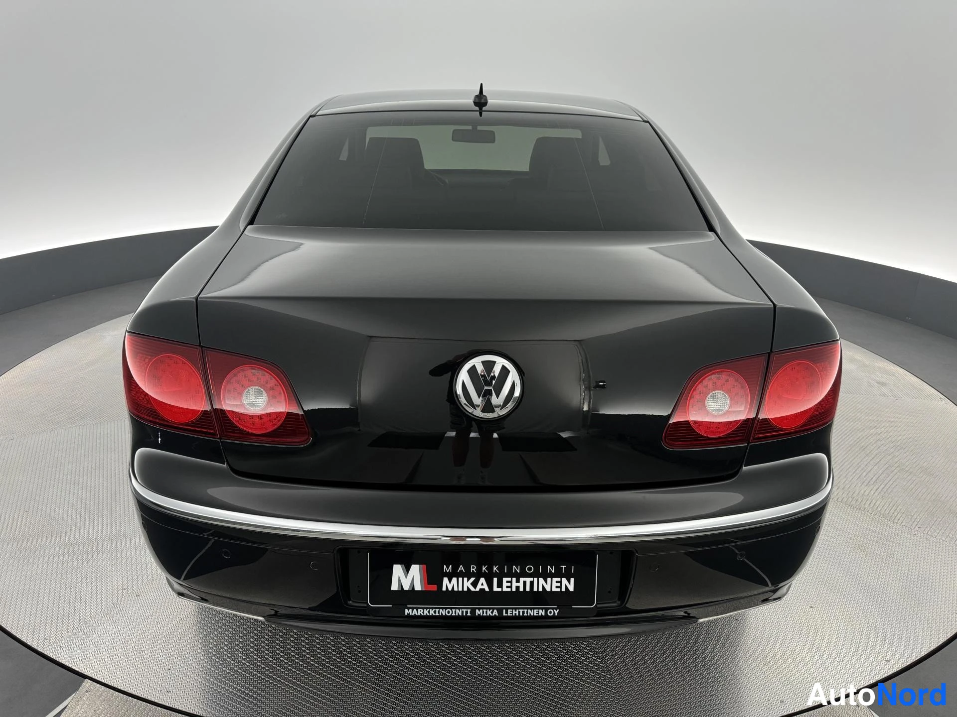 Musta Volkswagen Phaeton 2009, takaa, kuva 9