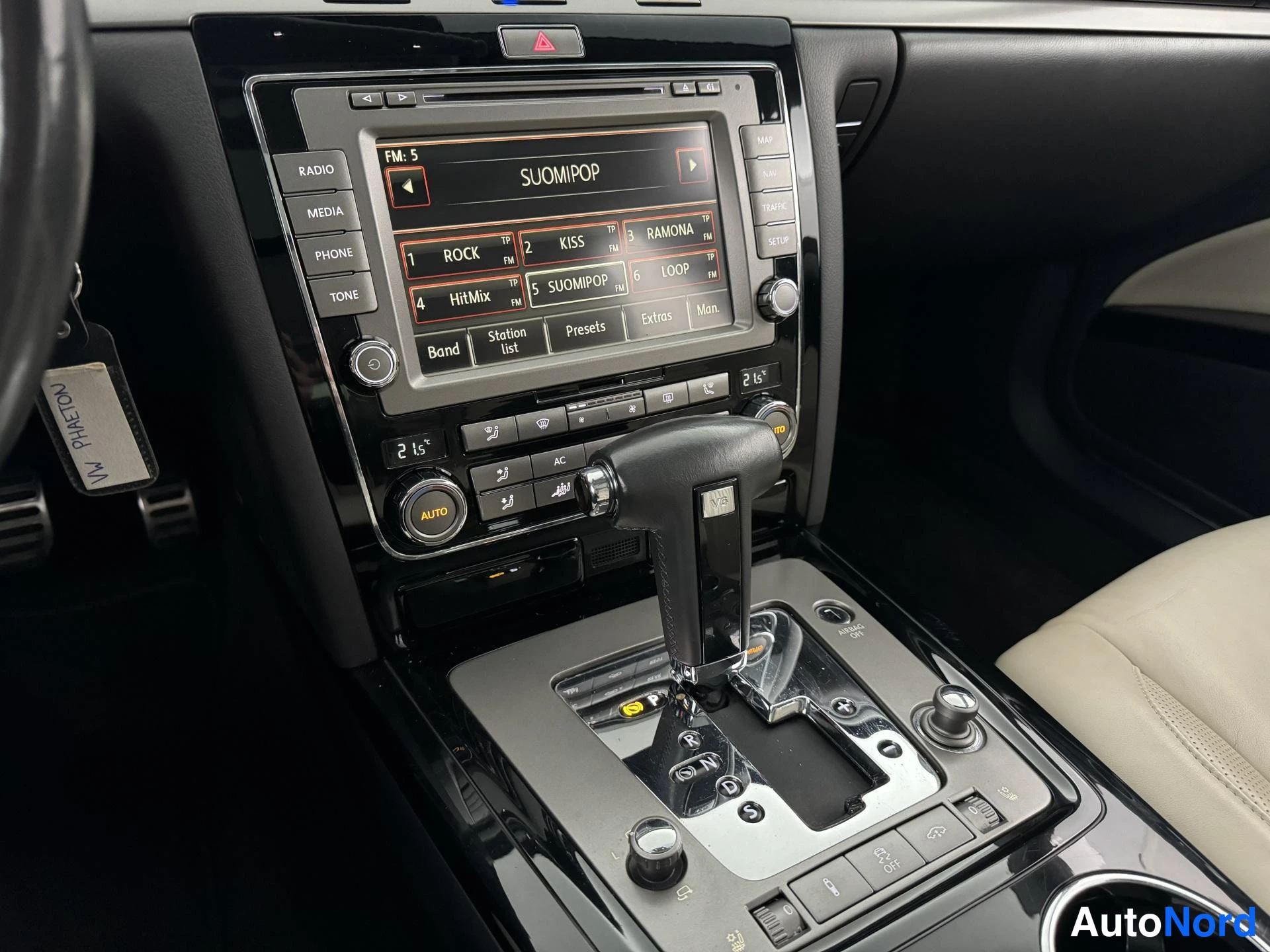 Musta Volkswagen Phaeton 2009, yksityiskohta, kuva 31