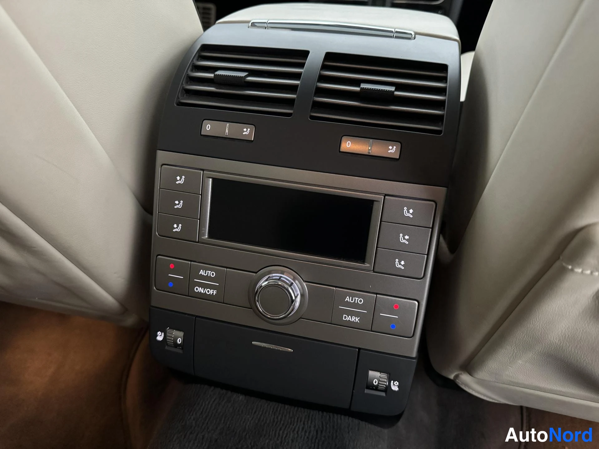 Musta Volkswagen Phaeton 2009, yksityiskohta, kuva 32