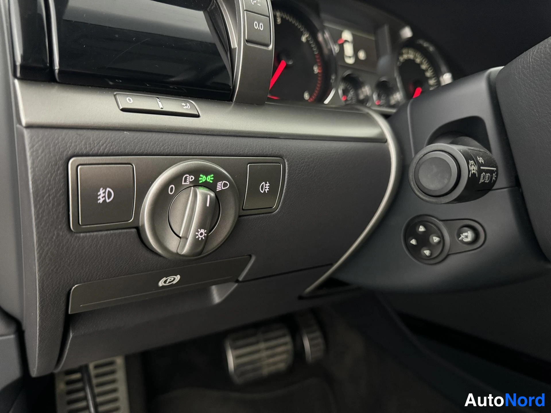Musta Volkswagen Phaeton 2009, yksityiskohta, kuva 33
