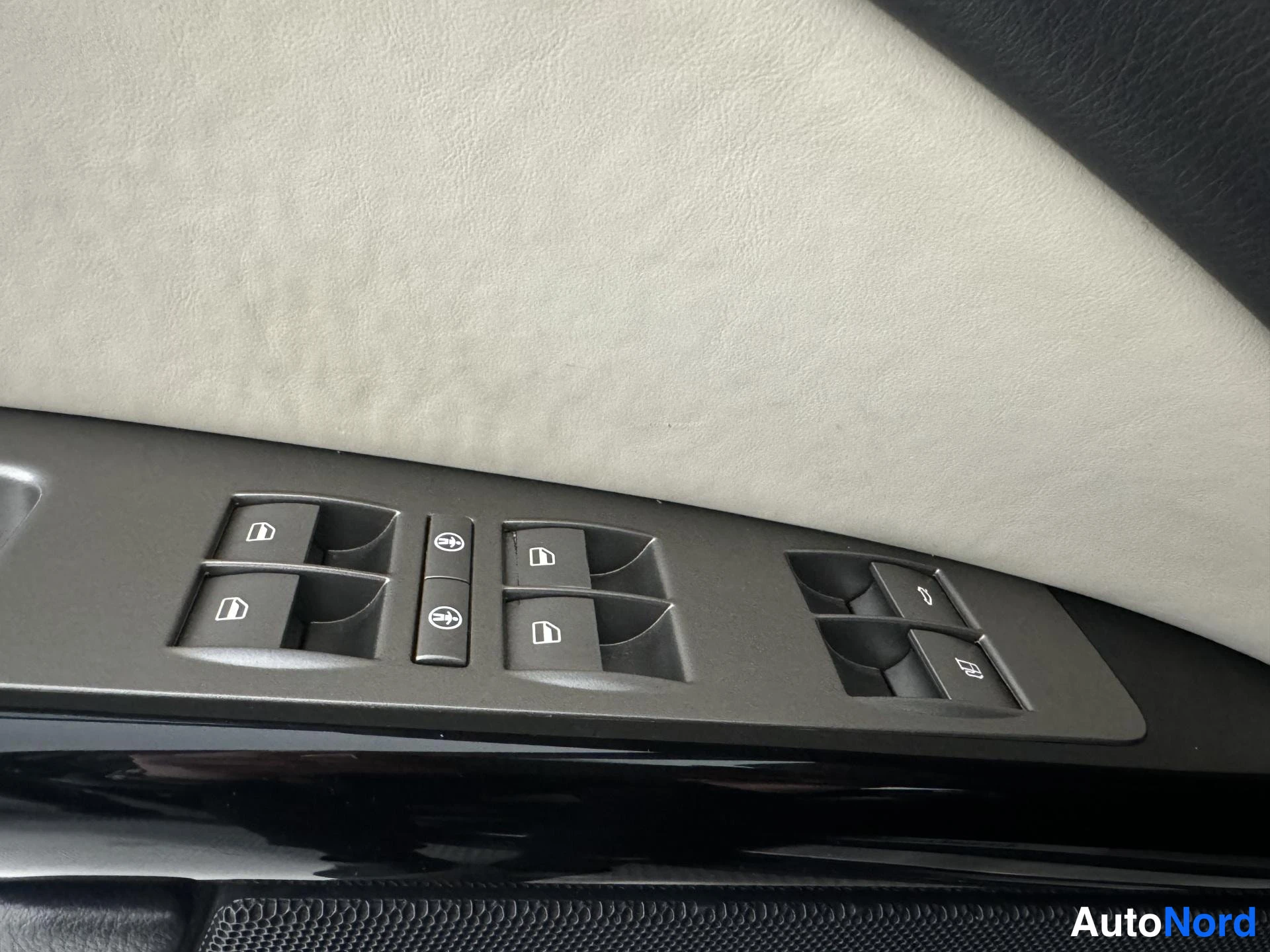 Musta Volkswagen Phaeton 2009, yksityiskohta, kuva 34
