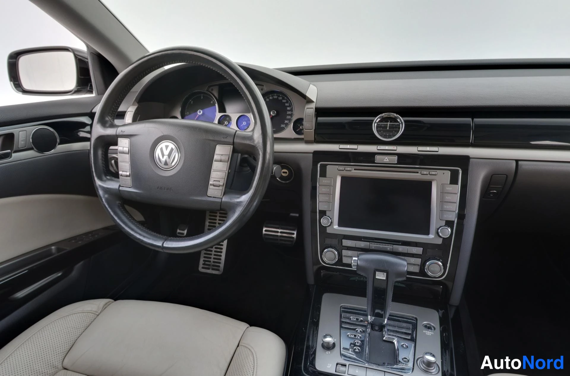 Musta Volkswagen Phaeton 2009, ohjaamo, kuva 13