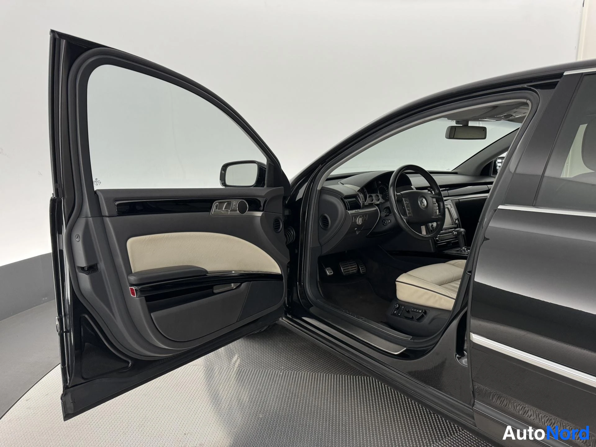 Musta Volkswagen Phaeton 2009, sivulta, kuva 6