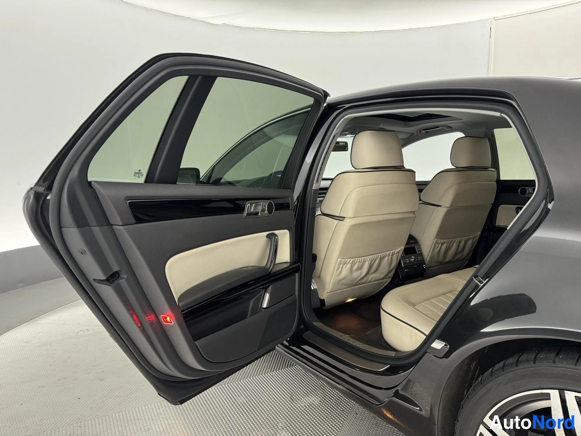 Musta Volkswagen Phaeton 2009, takaistuimet, kuva 22