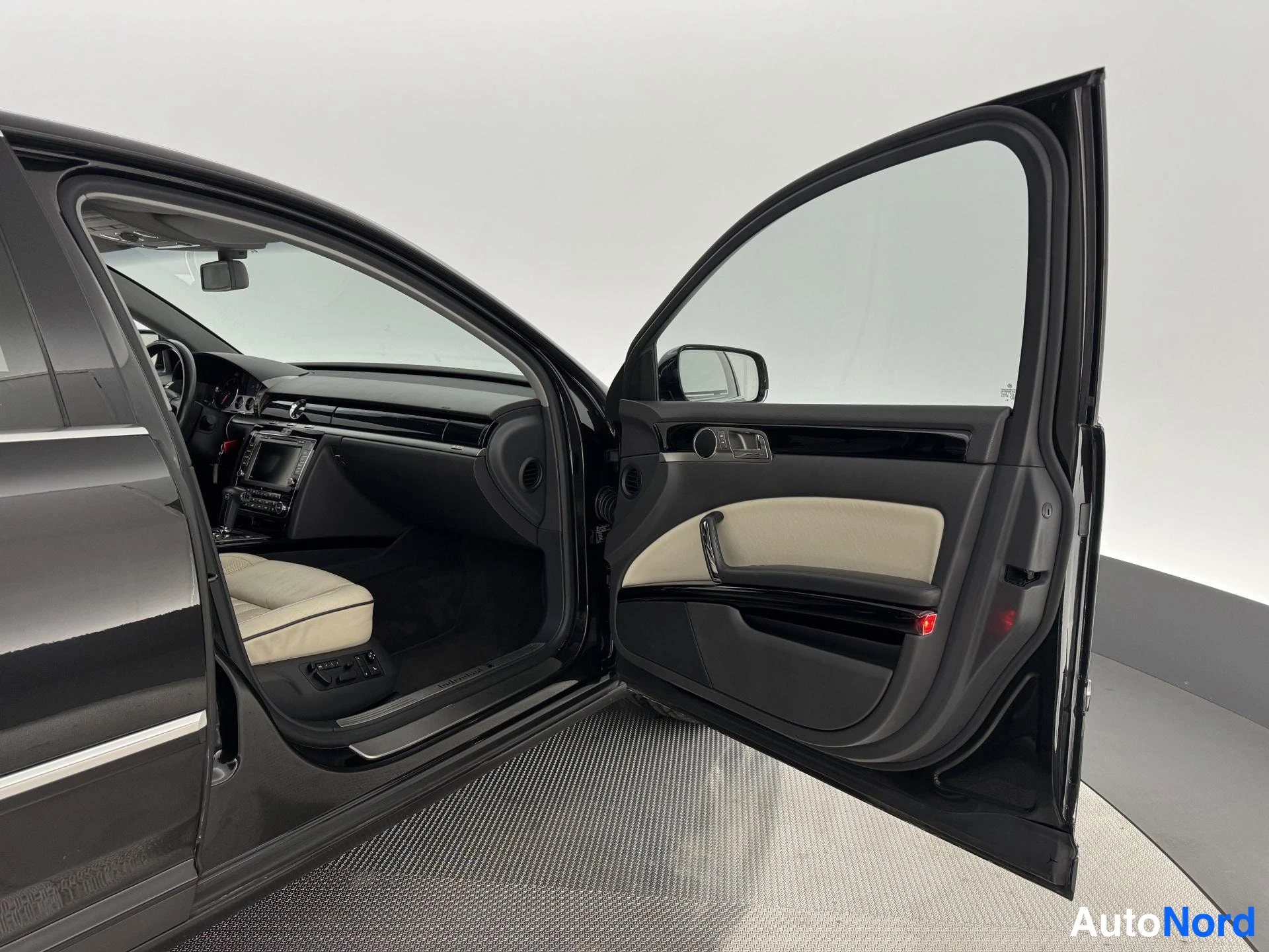 Musta Volkswagen Phaeton 2009, ohjaamo, kuva 14