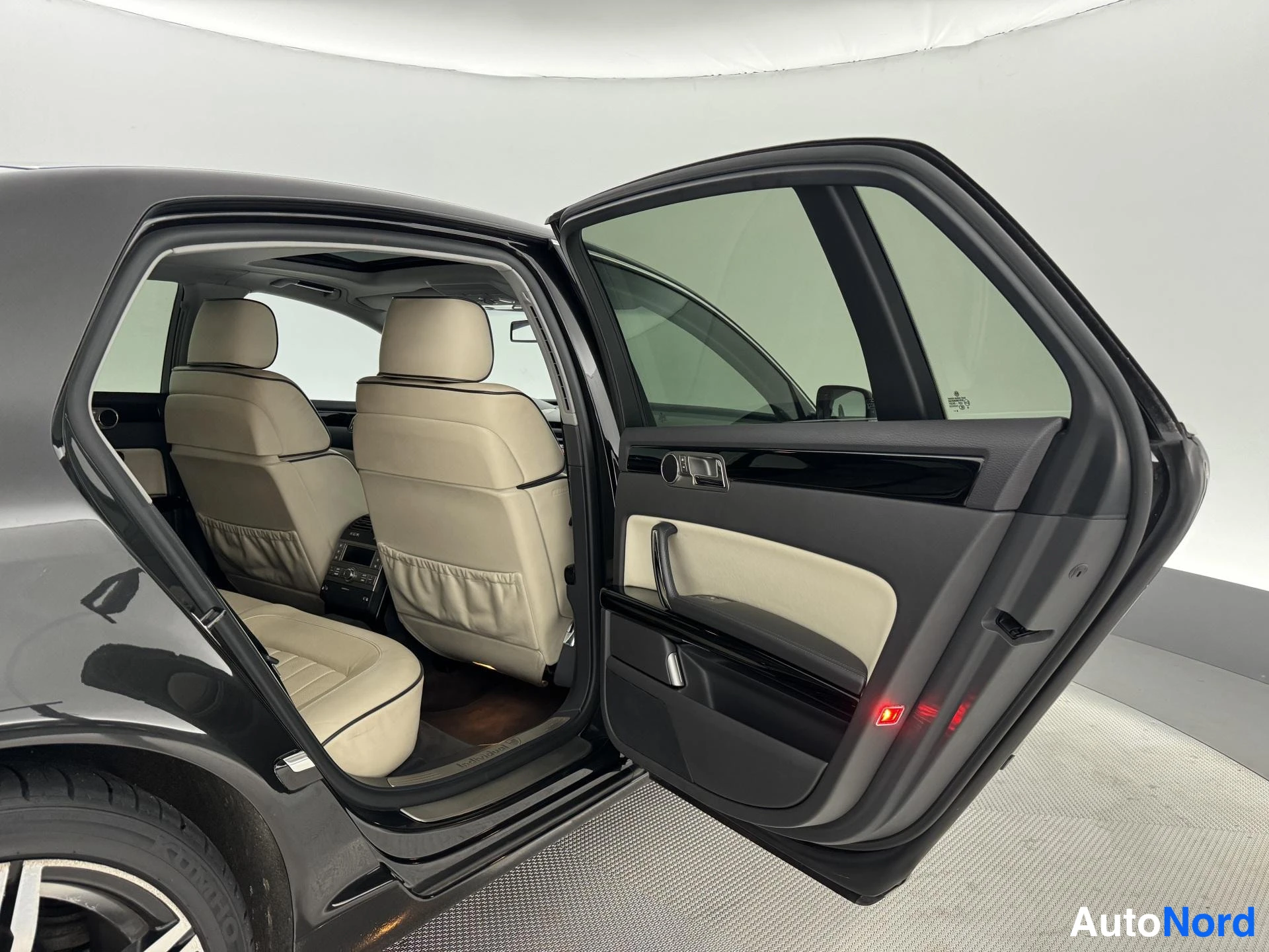 Musta Volkswagen Phaeton 2009, takaistuimet, kuva 23