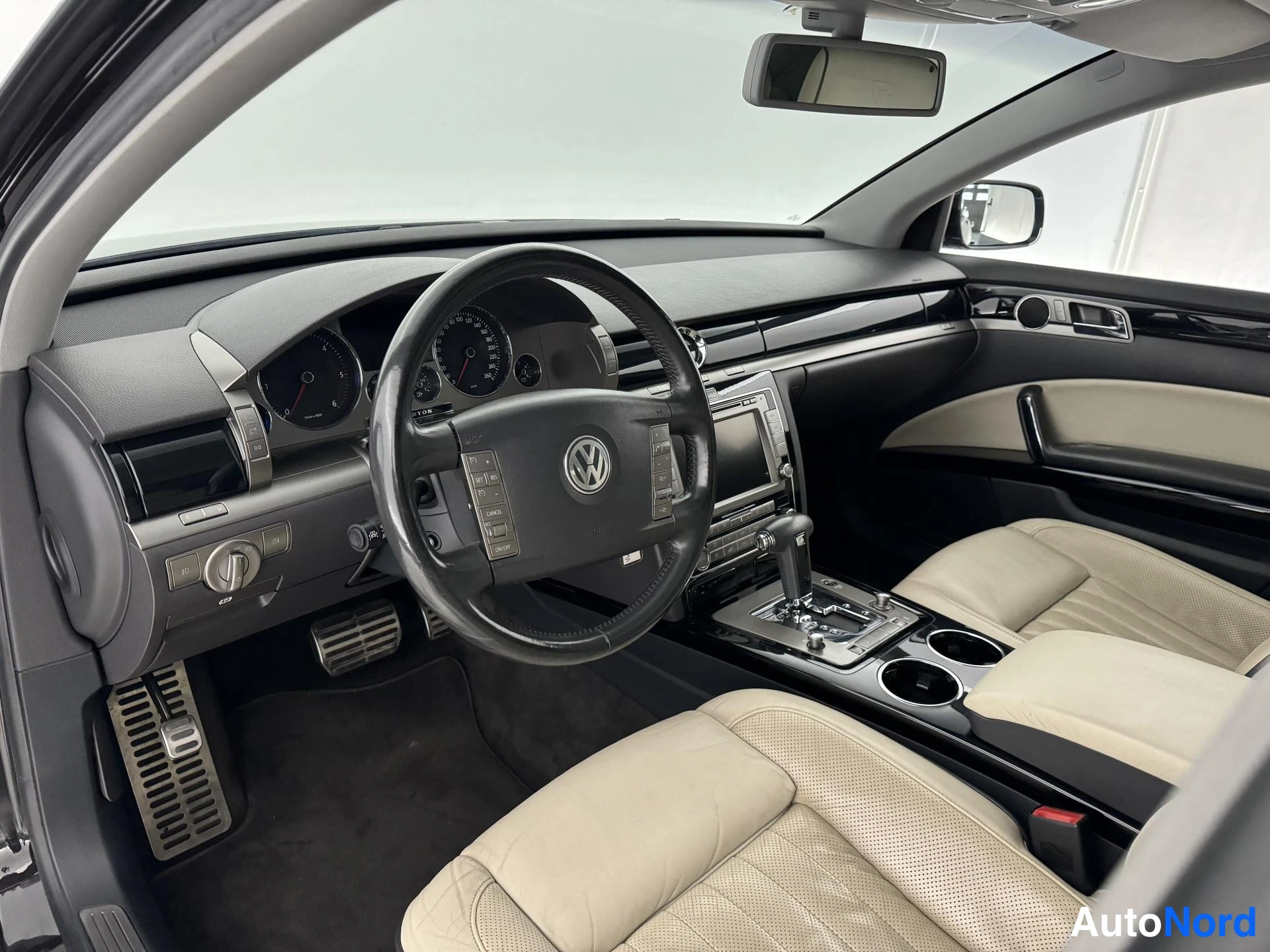 Musta Volkswagen Phaeton 2009, ohjaamo, kuva 11