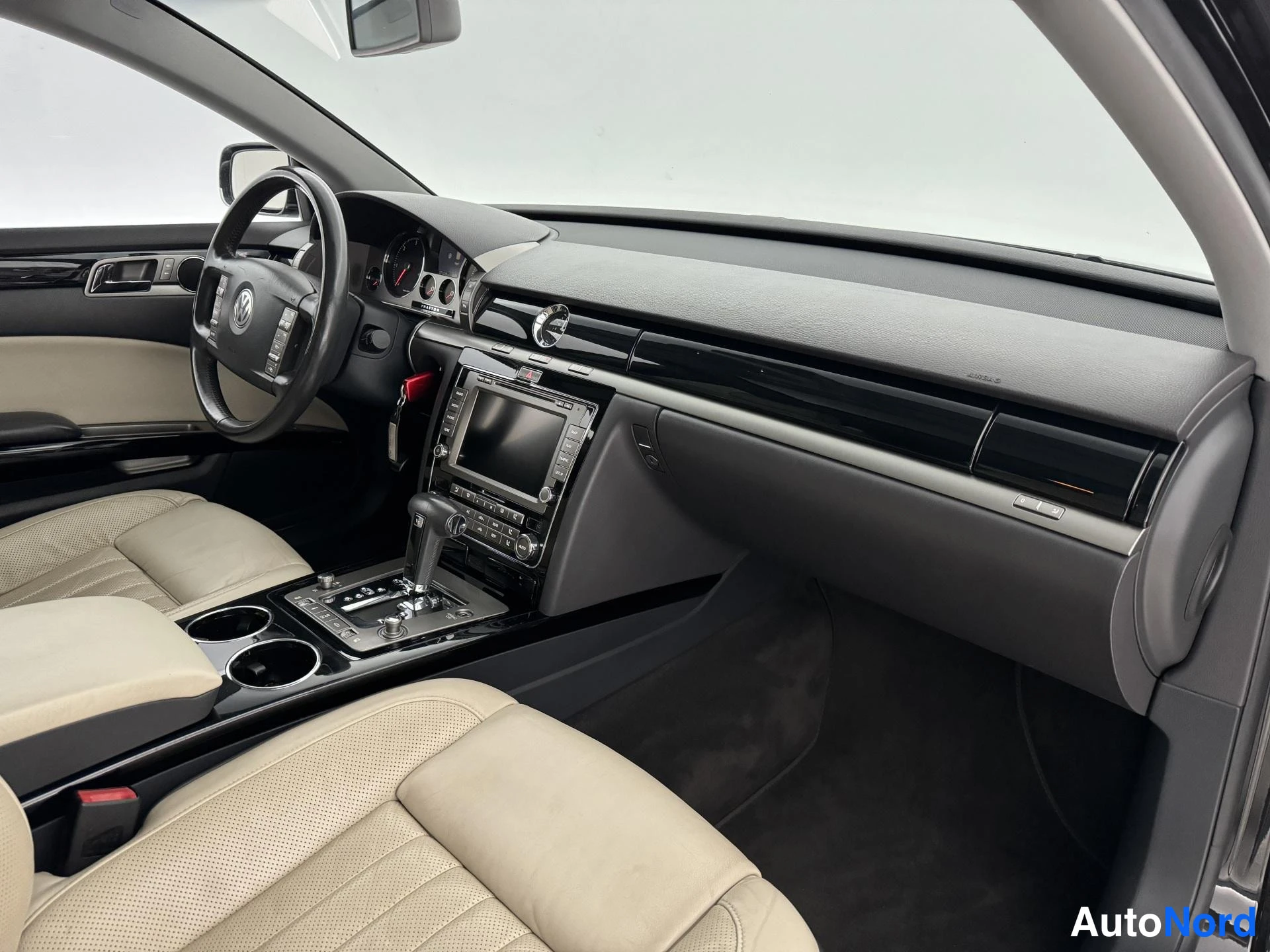 Musta Volkswagen Phaeton 2009, ohjaamo, kuva 12