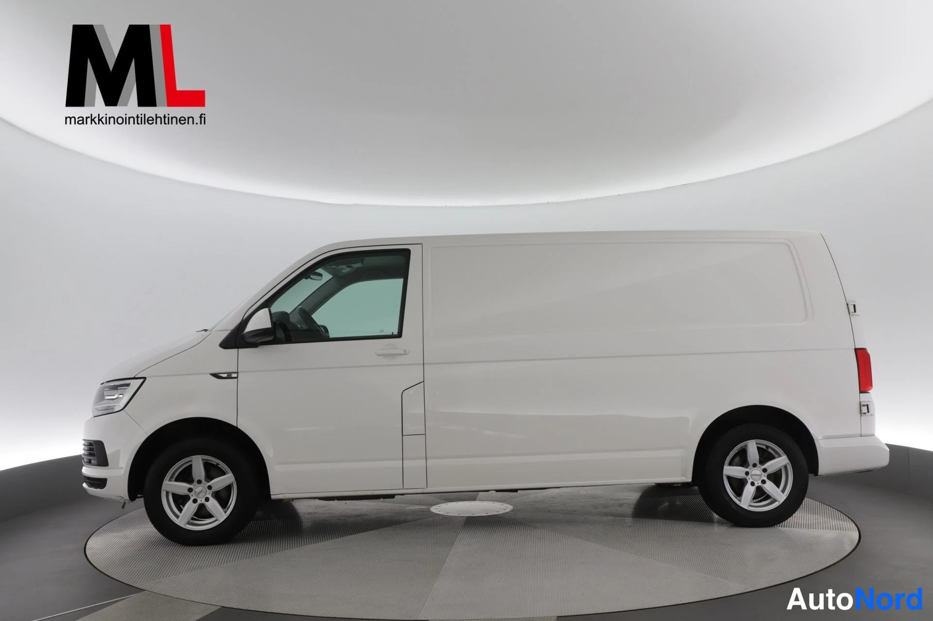 Valkoinen Volkswagen Transporter 2017, sivulta, kuva 6