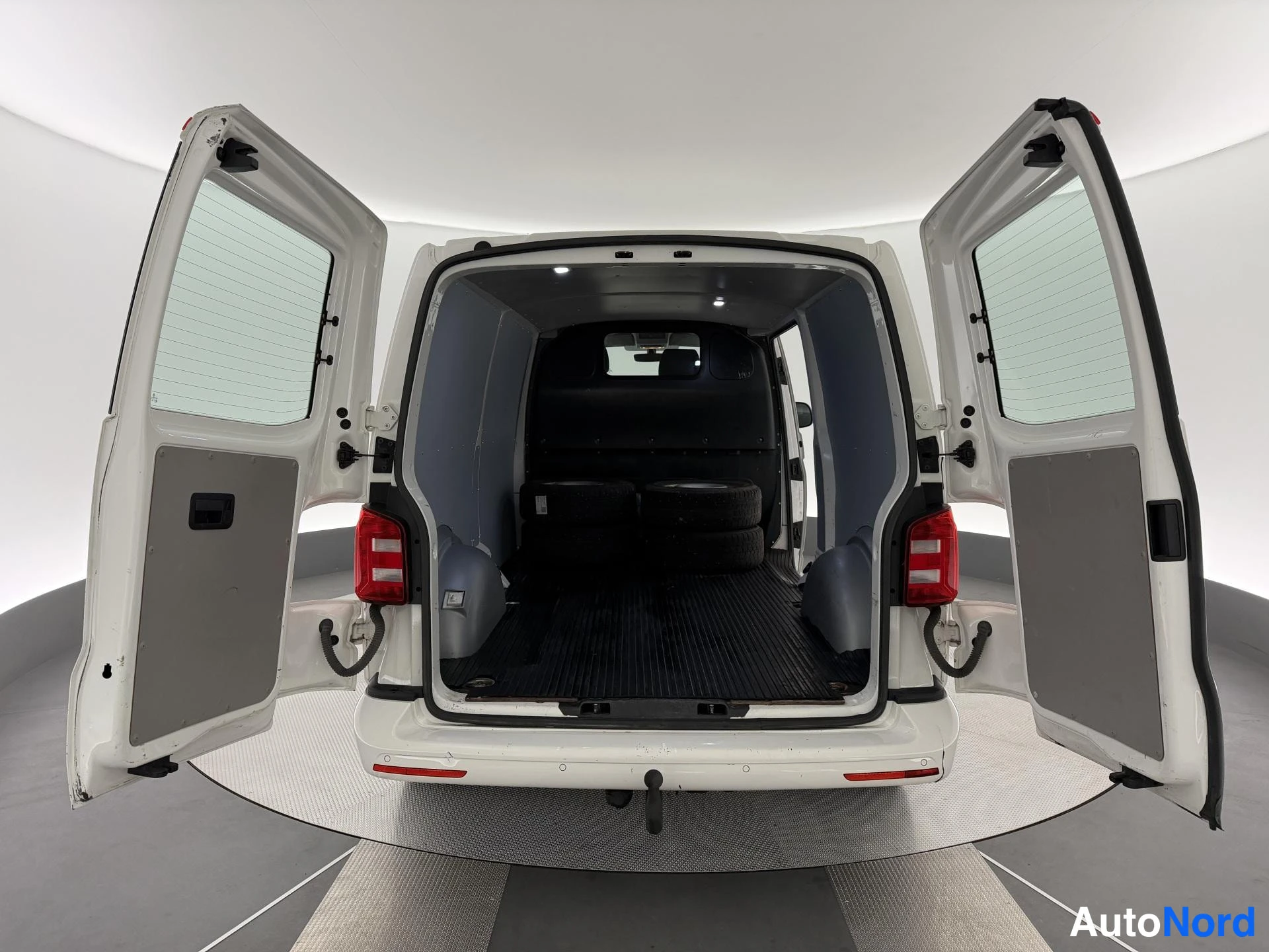 Valkoinen Volkswagen Transporter 2017, takaa, kuva 10