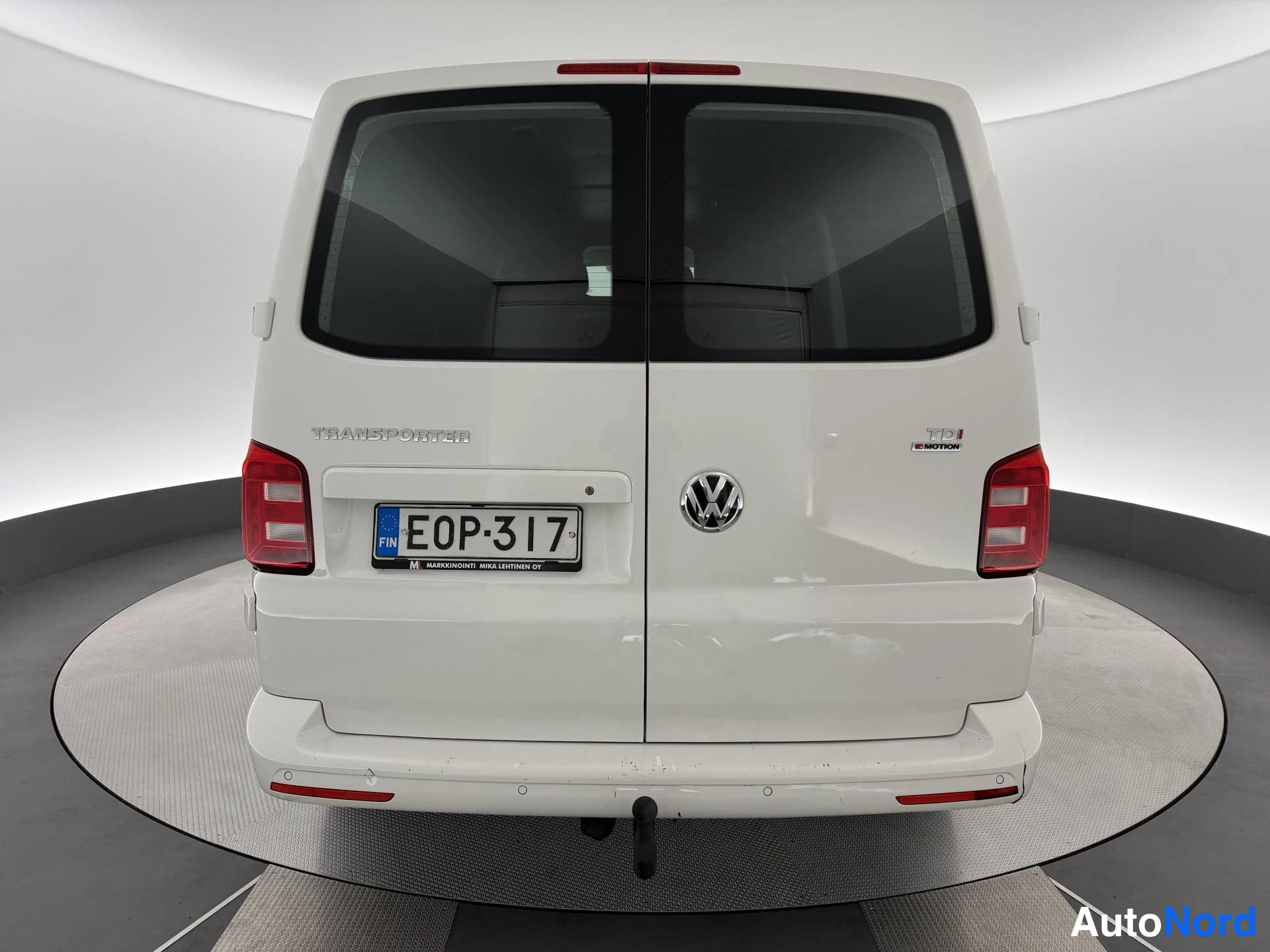 Valkoinen Volkswagen Transporter 2017, takaa, kuva 11